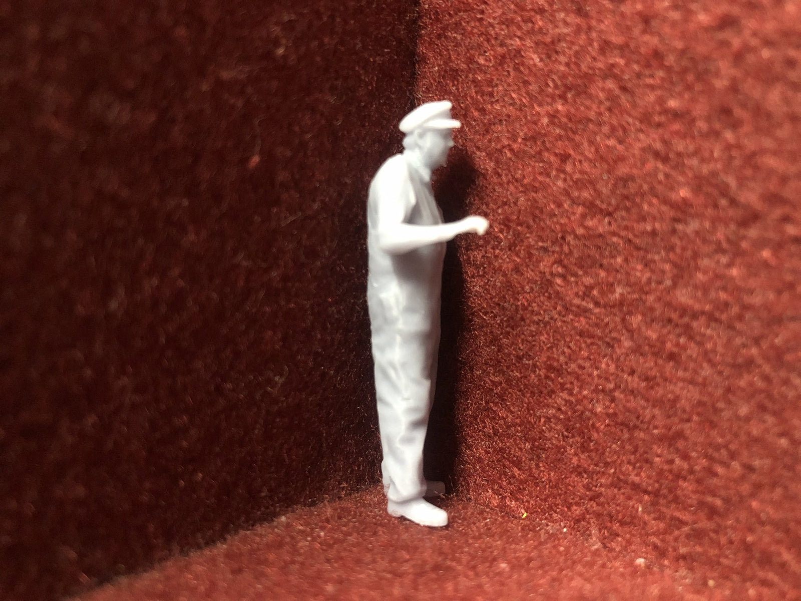 Set of six unpainted 1:43.5 scale NG7/O gauge resin loco crew figures in assorted poses for model railways