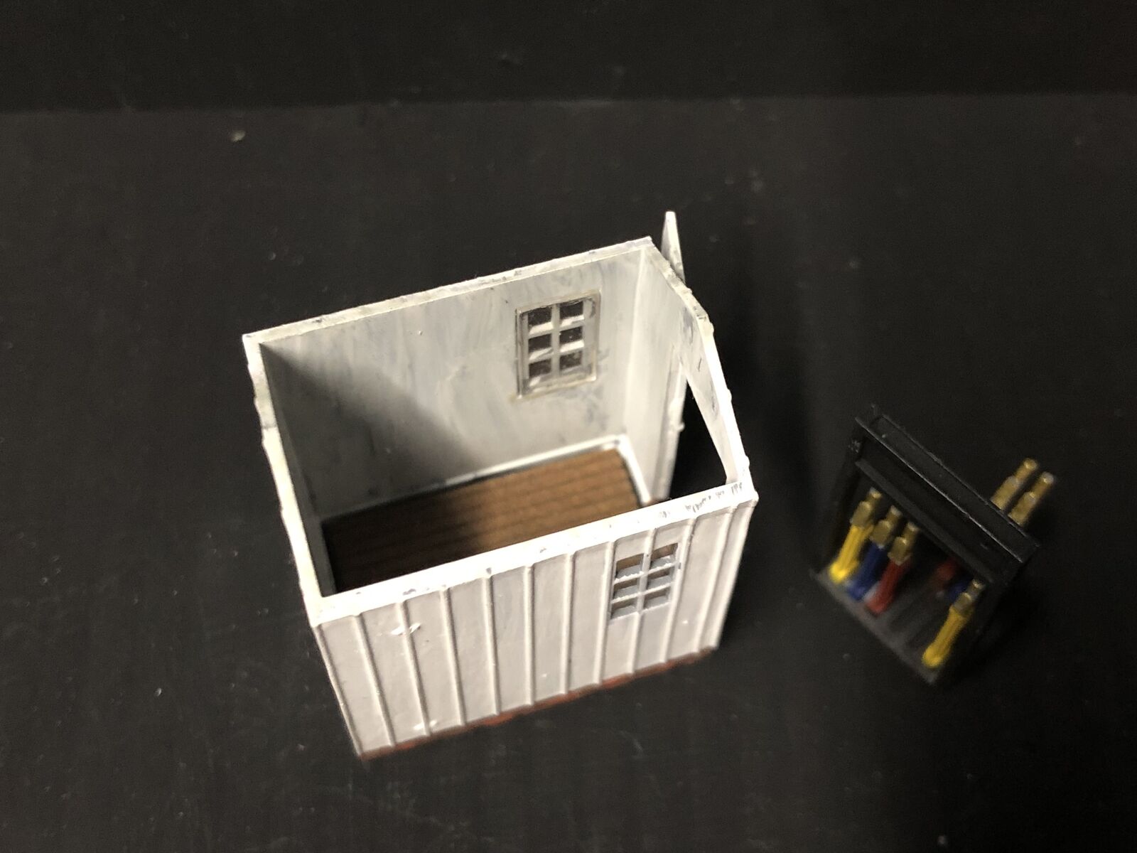 OO9/OO/HO scale Porthmadog-inspired ground signalman’s hut model kit with lever frame and clear glazed windows