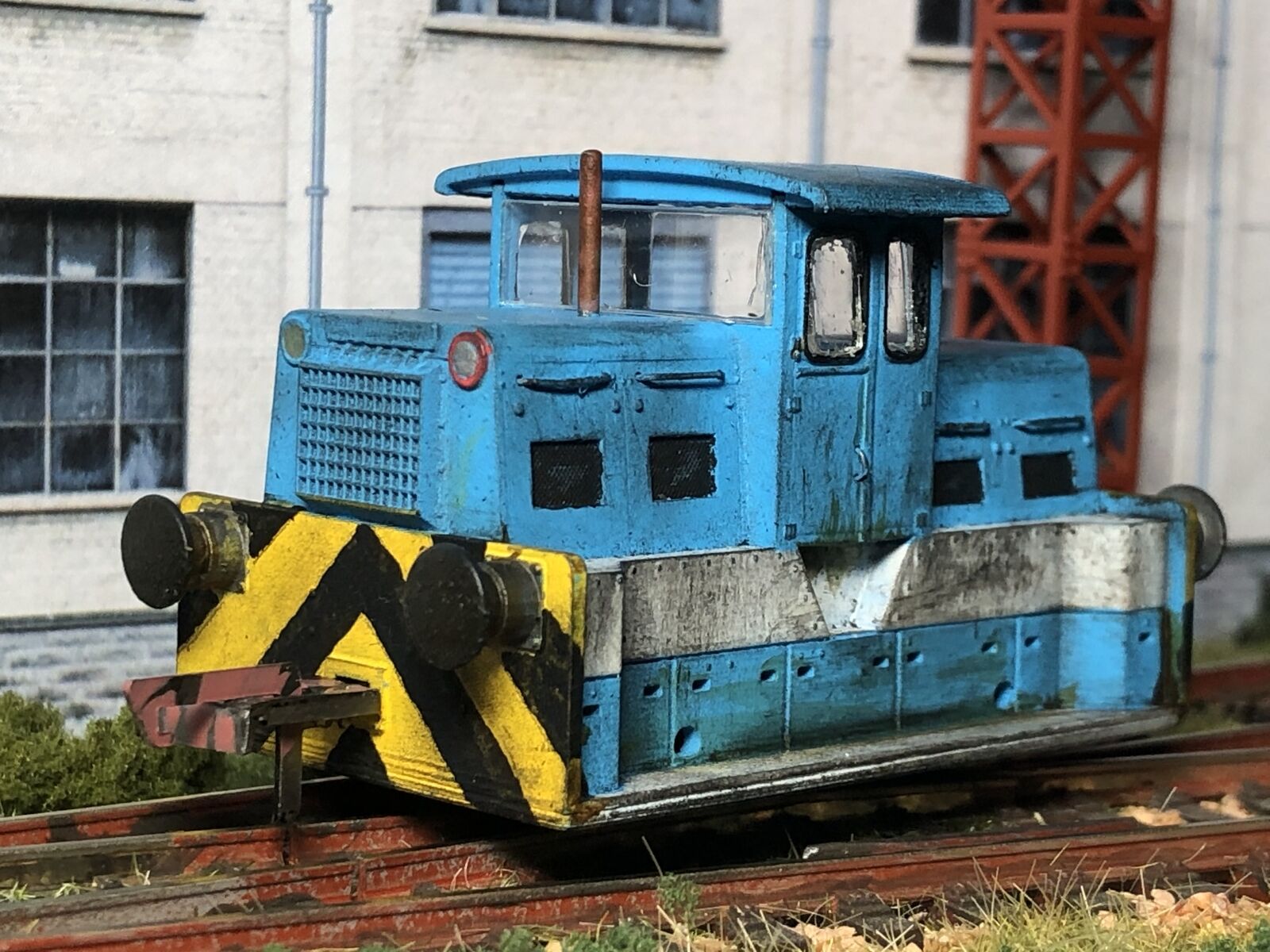 Unpainted OO9 Hunslet Yardmaster diesel shunter kit body shown fitted to a BD Concepts 28mm motor bogie chassis
