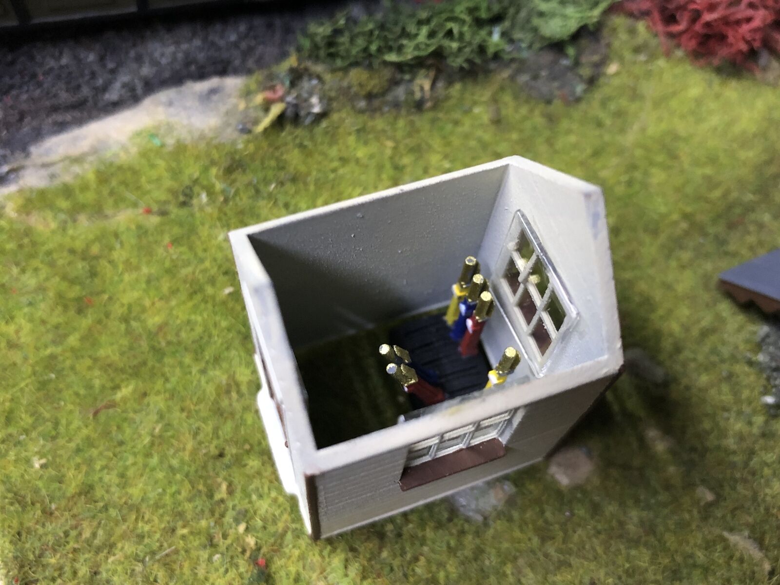 OO9/OO/HO scale model railway ground frame hut kit with lever frame and glazing, inspired by Buckfastleigh station design