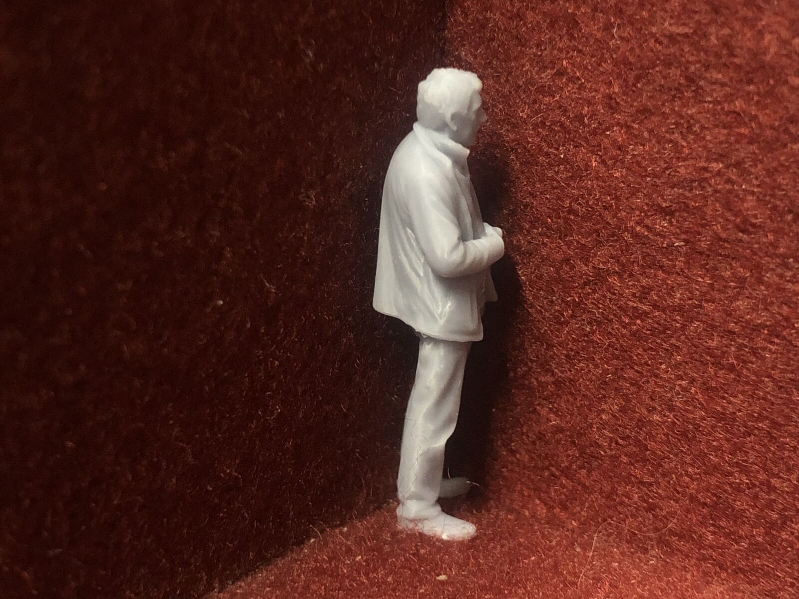 Set of six unpainted 1:43.5 scale NG7/O gauge worker and civilian figures for model railway layouts.