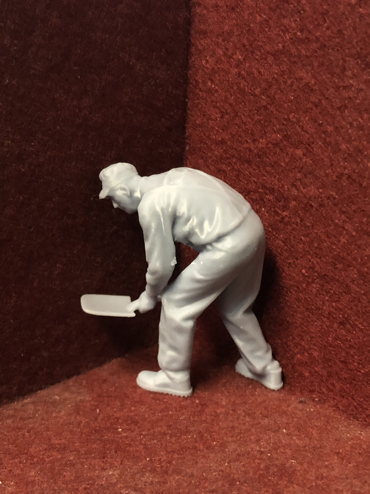 Unpainted G scale 1:22.5 engineer figure, 47mm tall, posed shovelling coal for GN15 narrow gauge layouts