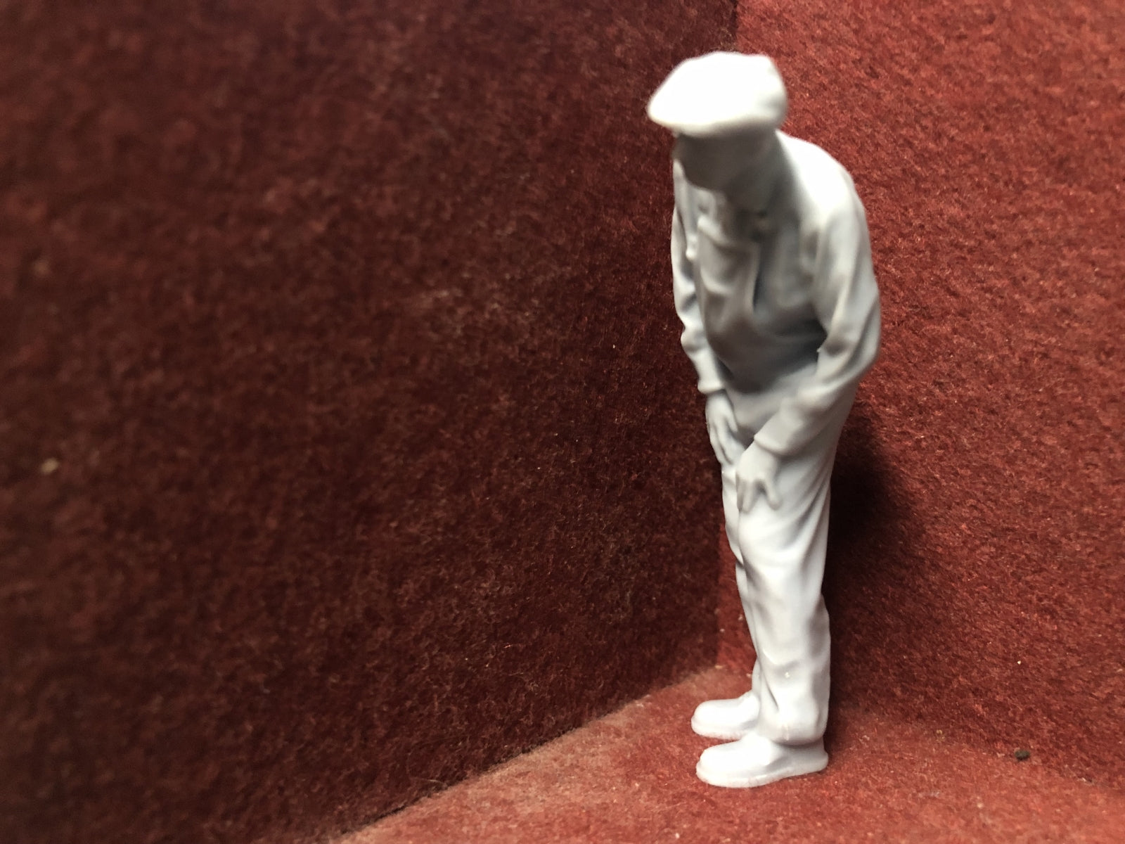 Unpainted 16mm 3D-scanned male figure peering ahead for G scale 1:22.5 SM32 garden railway layouts