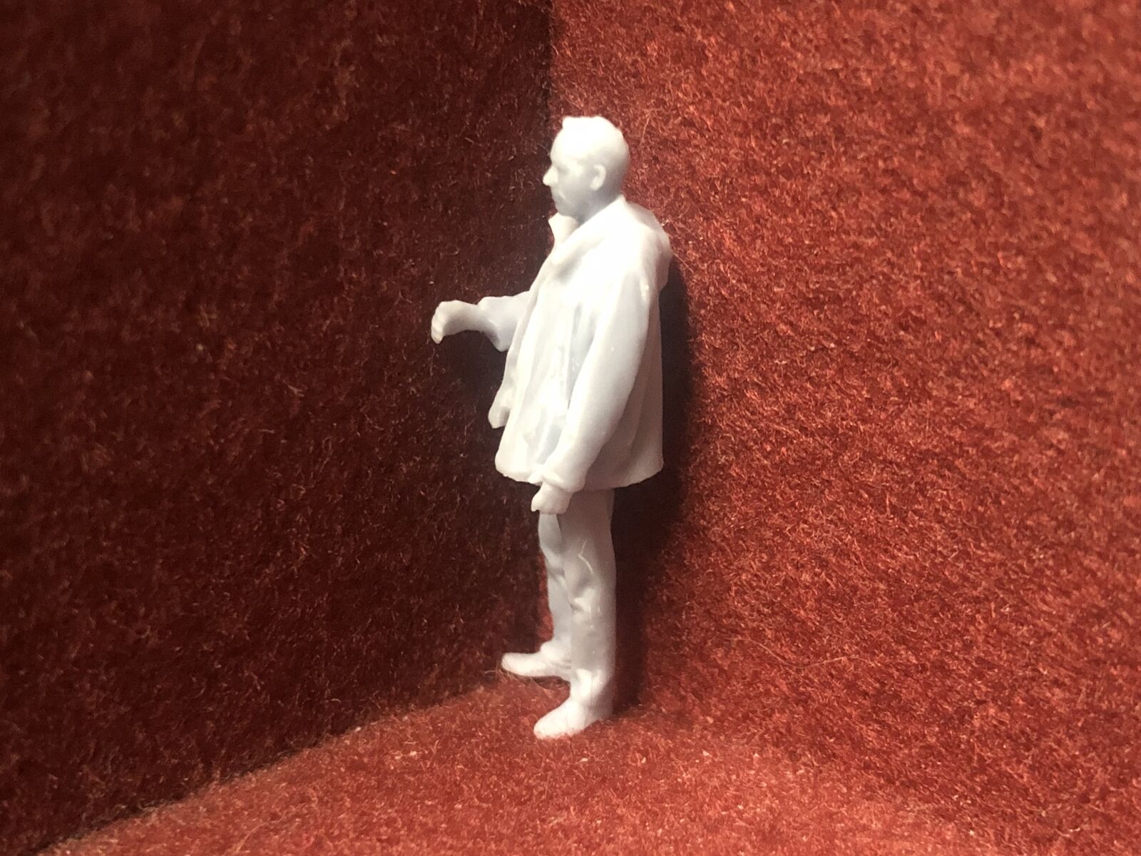 Set of six unpainted 1:43.5 scale NG7/O gauge worker and civilian figures for model railway layouts.