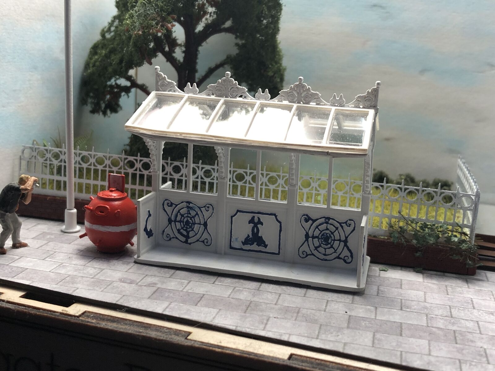 OO9 gauge Edwardian promenade shelter kit with roof glazing and two pedestrian figures for 4mm scale model railway scenes