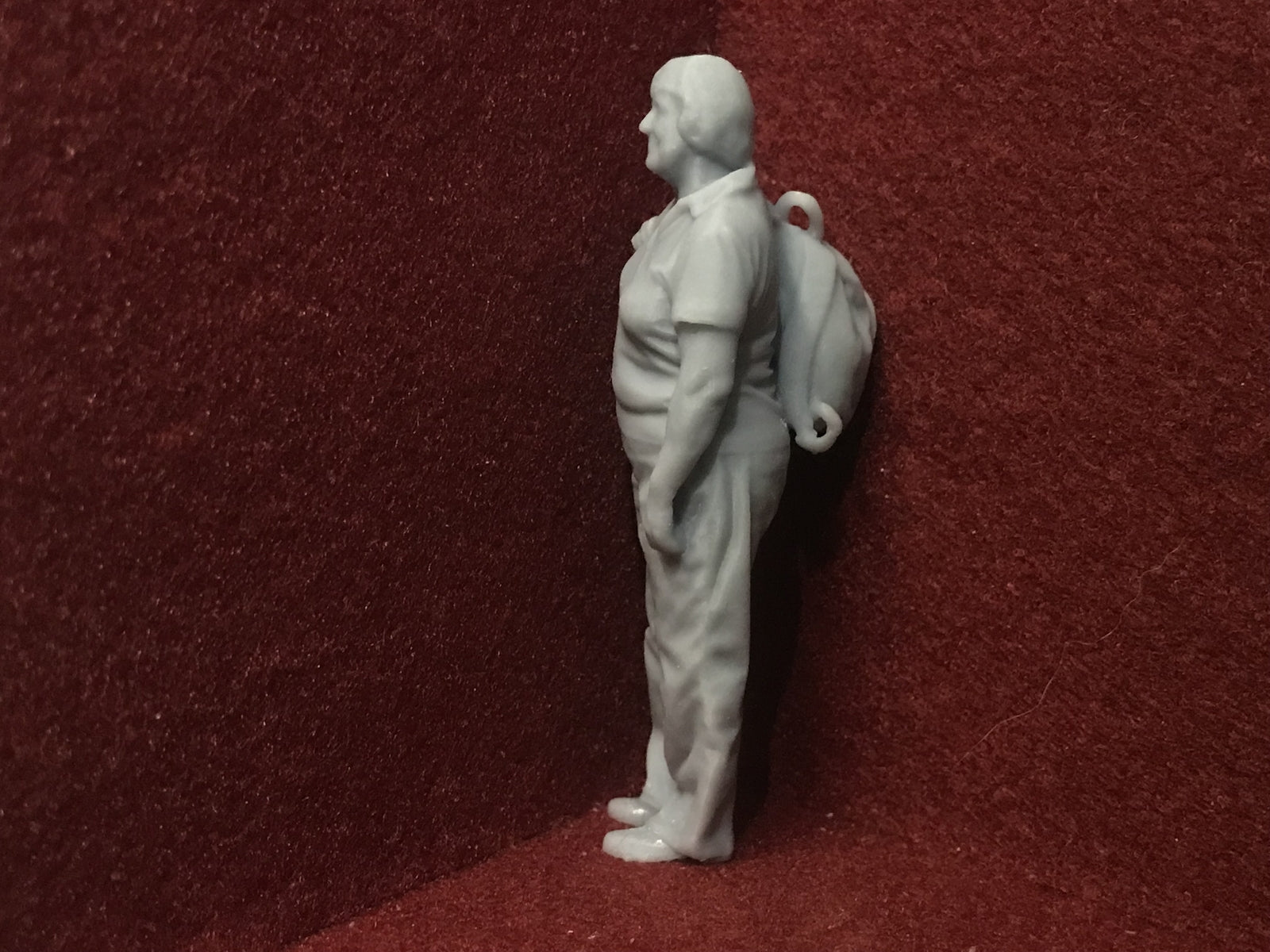 G-scale 1:22 model railway figure of a woman with backpack, 3D scanned from a real person, suitable for GN15 layouts
