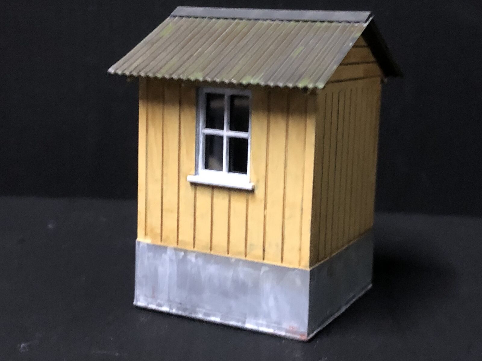 NG7 7mm scale model railway signalman’s hut kit with separate roof, glazing and lever frame on a 36mm square footprint