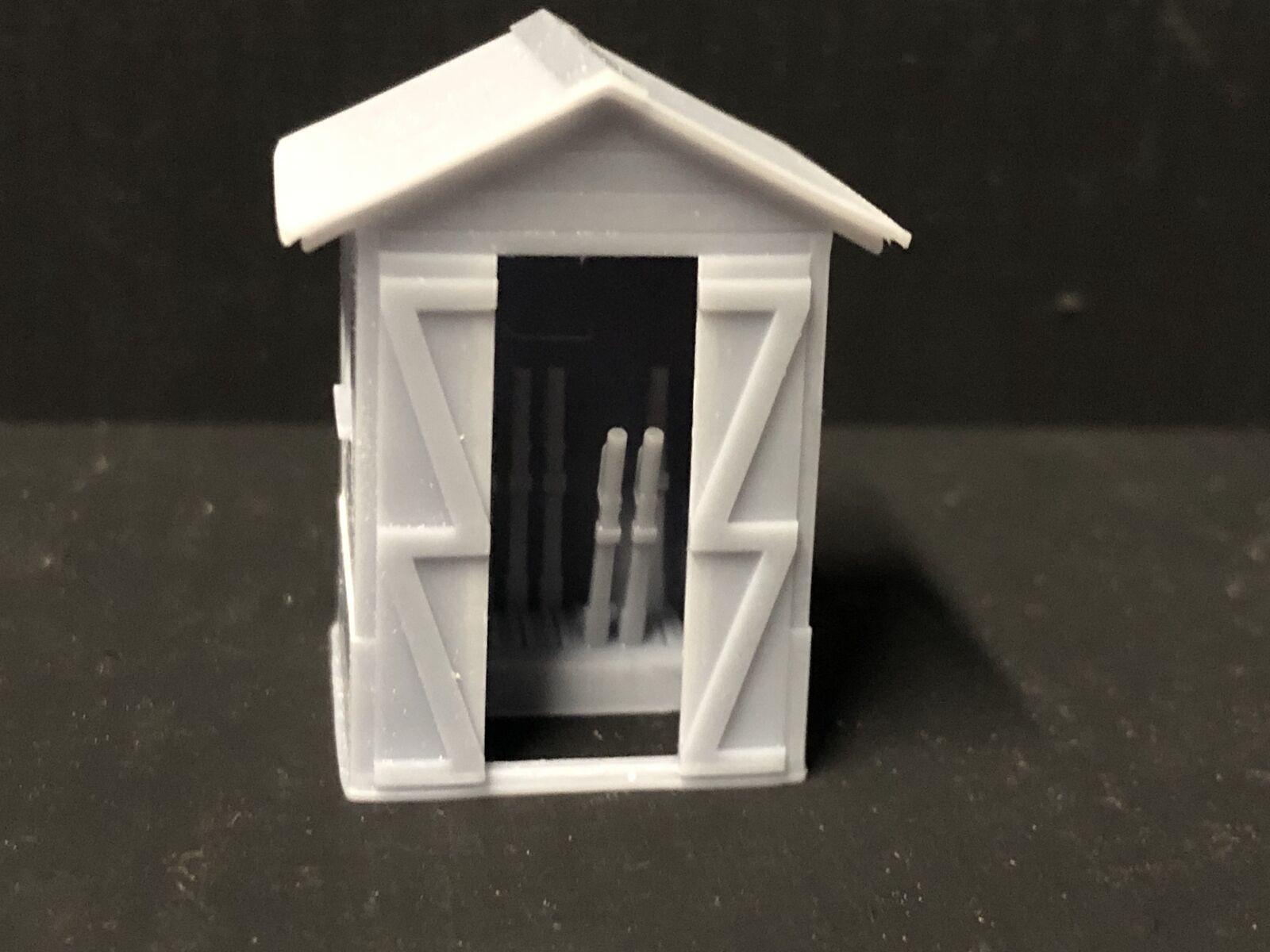 Unpainted resin OO9/OO/HO ground signalman’s hut kit with separate roof, glazing and lever frame for model railway layouts