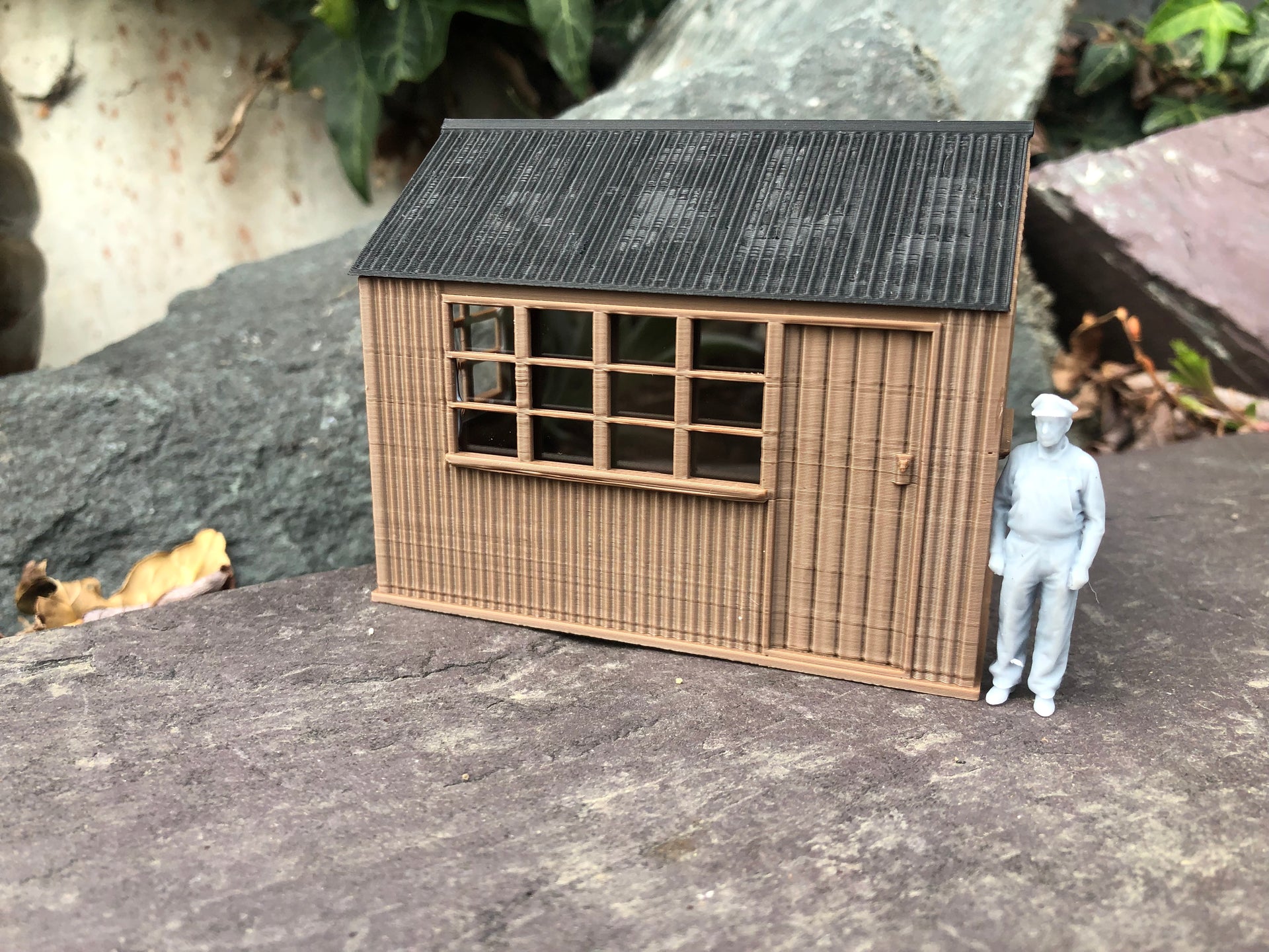 NG7 7mm scale corrugated steel Avery workshop kit with glazed windows for O gauge model railway layouts