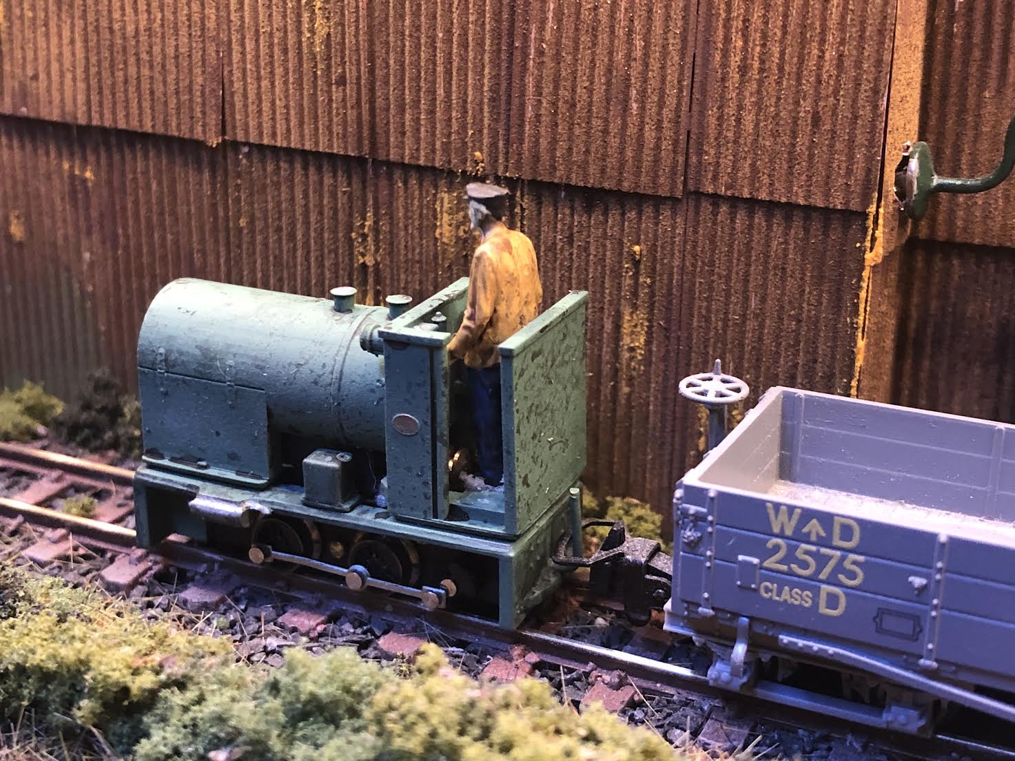 OO9 scale resin kit of a WW1 Baguley 10HP petrol locomotive with dummy chassis and 3D-scanned driver for static display