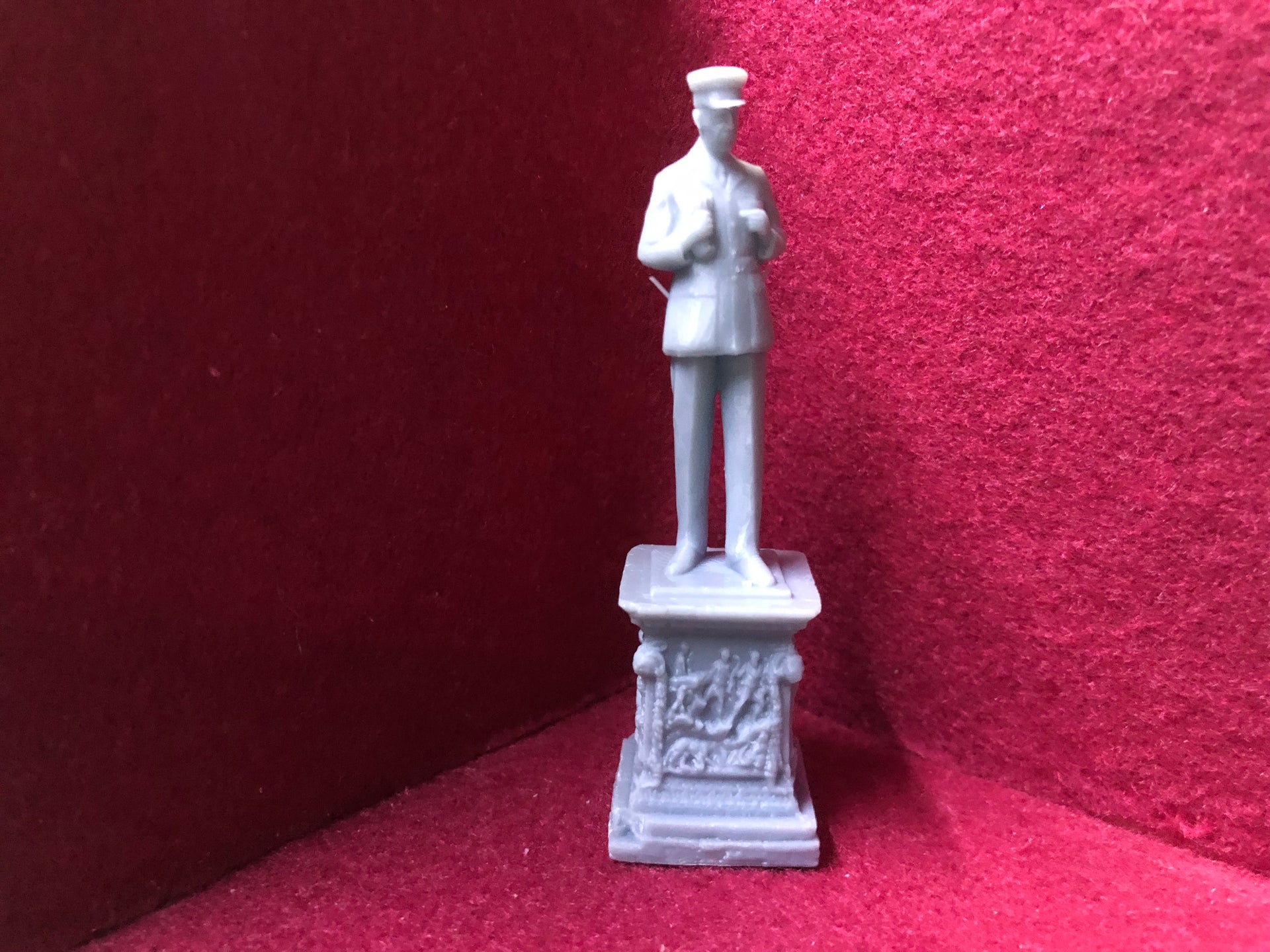 7mm / O gauge  statue with figure on plinth for model railway scenery