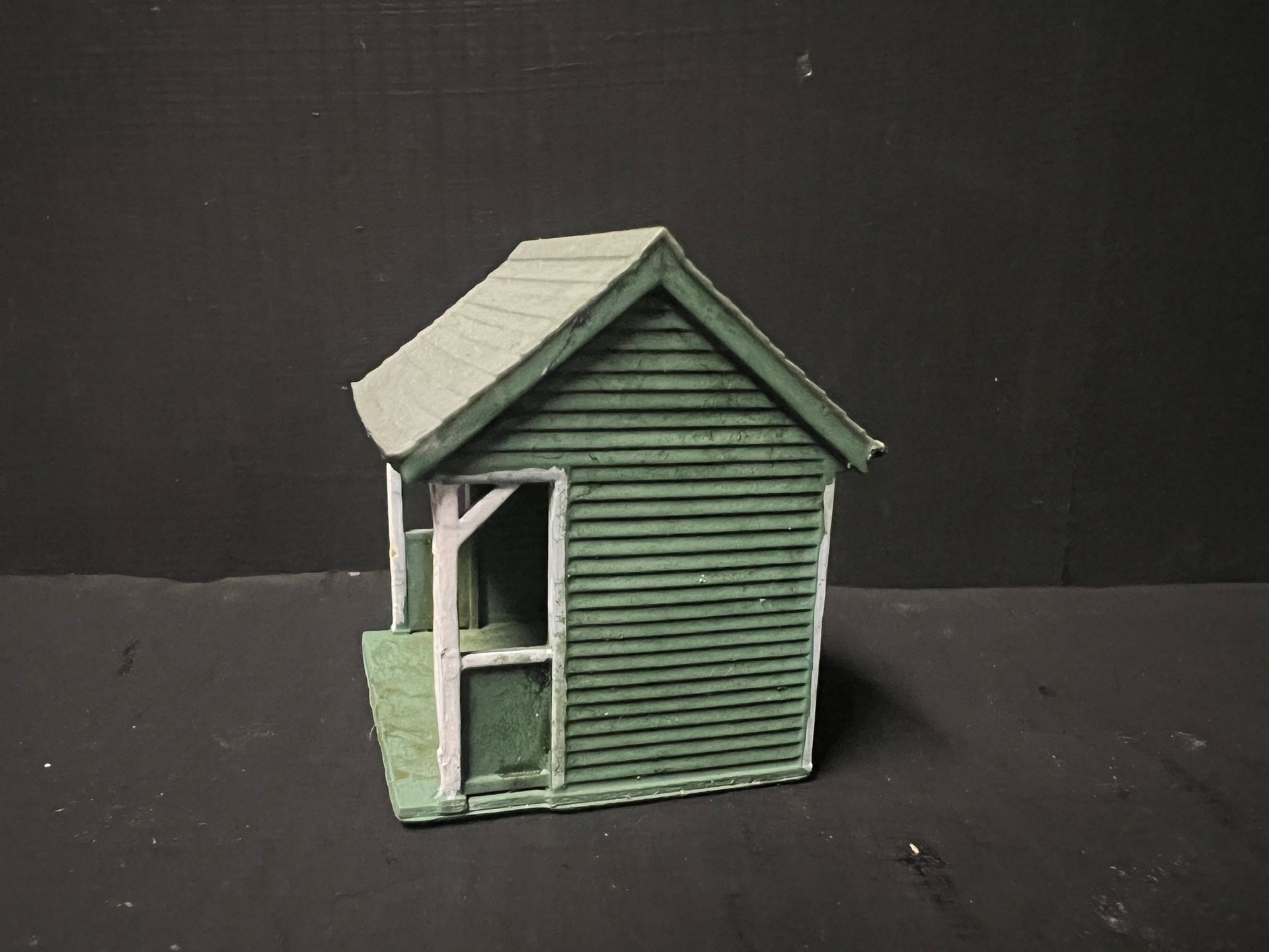 OO Gauge Open-Fronted Halt Shelter – 3D Printed Resin Model Railway Scenery