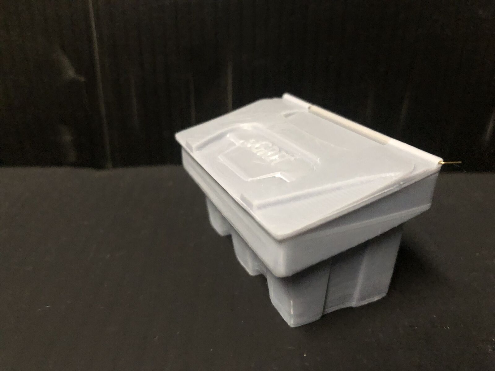 GN15 G scale resin grit bin kit with separate working lid and hinge rod for workshop or factory model railway scenes