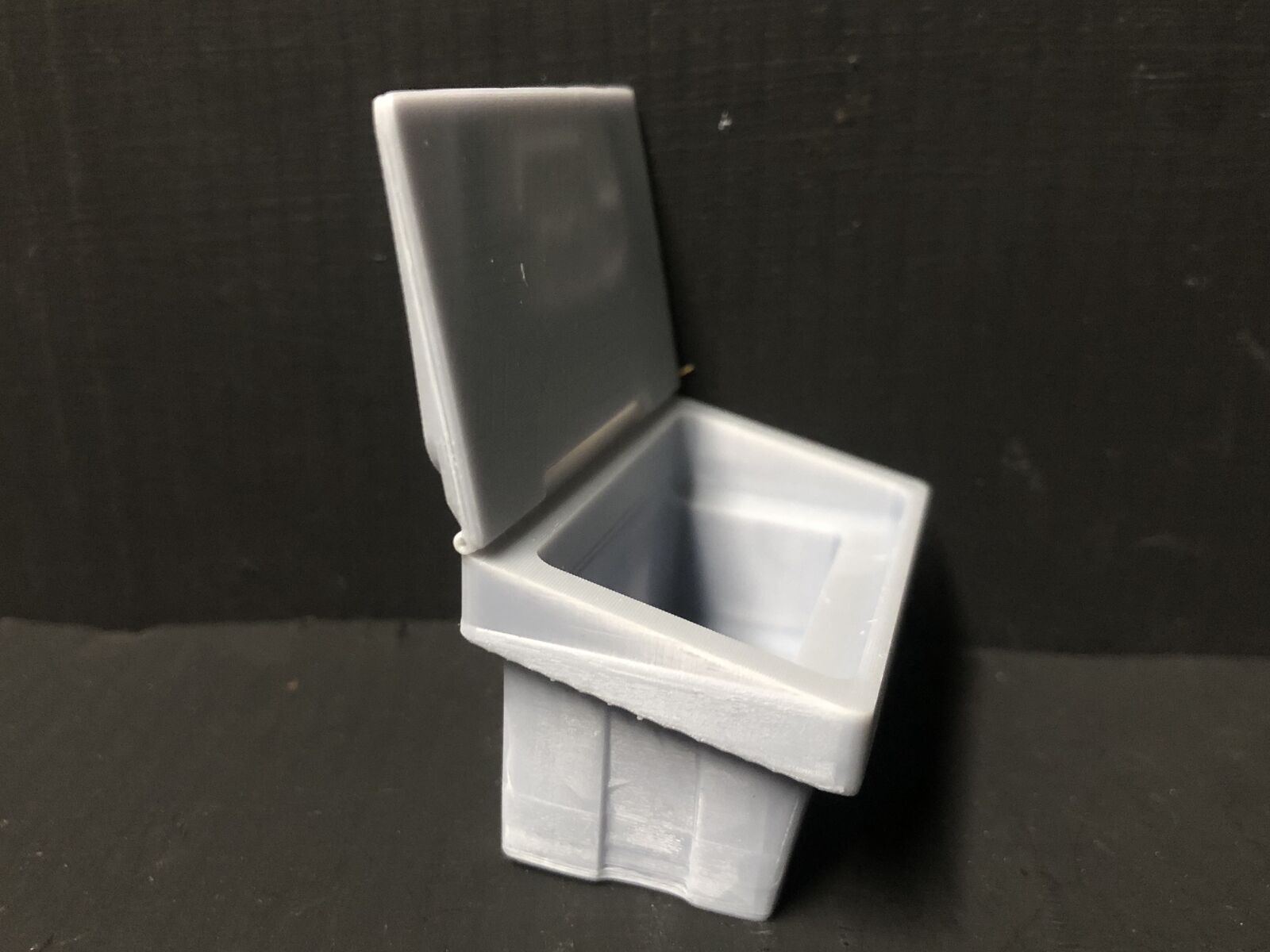 GN15 G scale resin grit bin kit with separate working lid and hinge rod for workshop or factory model railway scenes