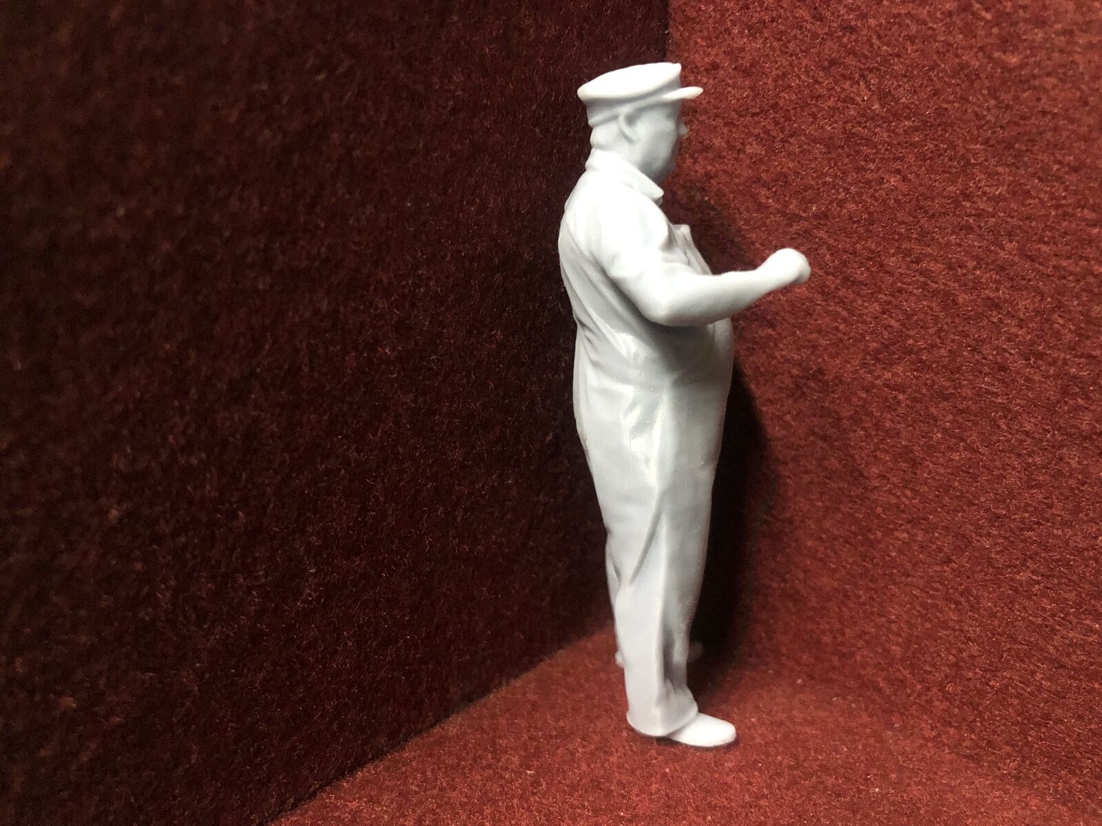 Unpainted G-scale 1:22.5 driver figure wearing a hat for GN15 narrow gauge model railway layouts