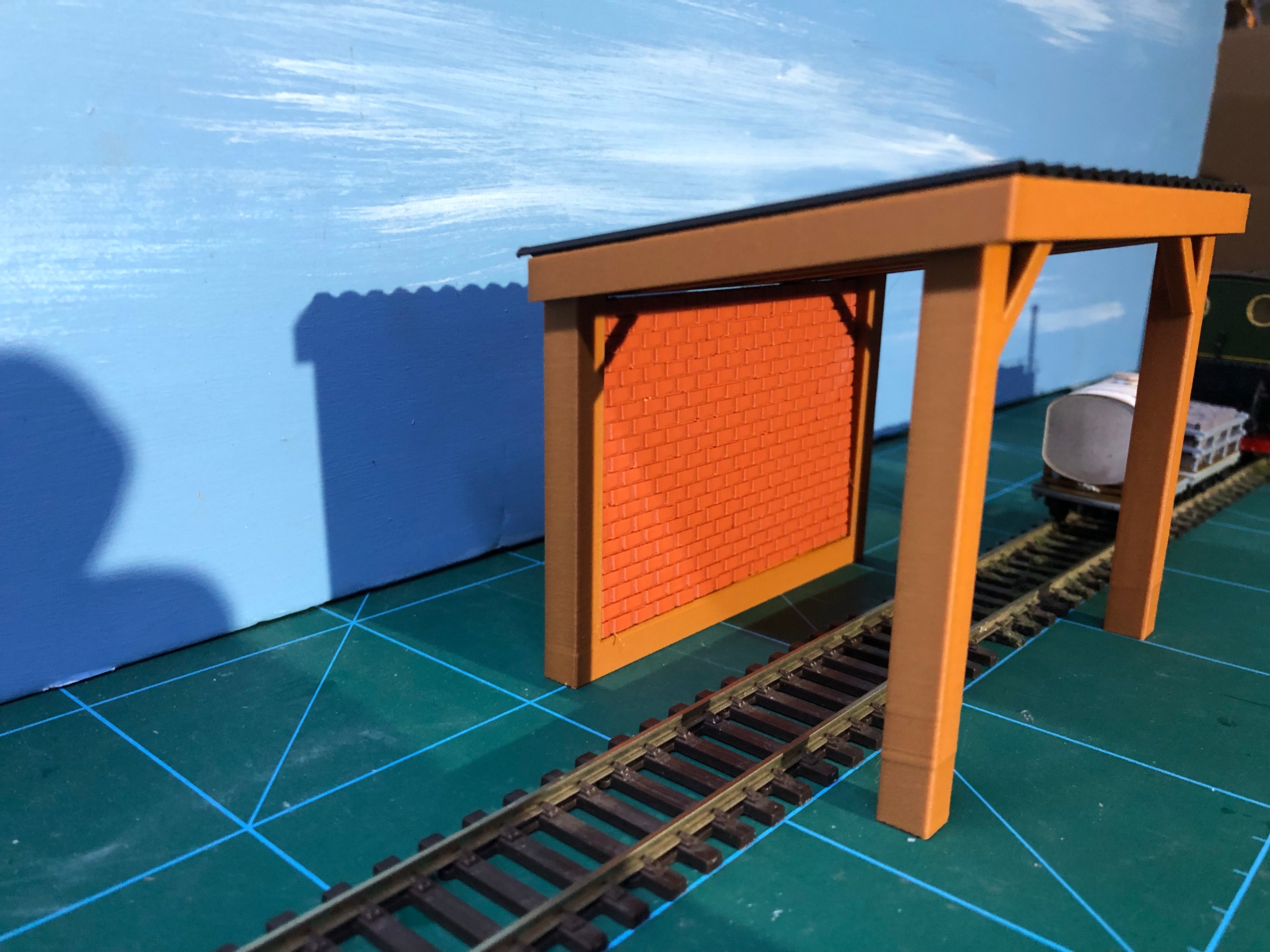 NG7 7mm scale engine stand model kit with corrugated roof, wooden sides and brick back wall for ON30 narrow gauge layouts