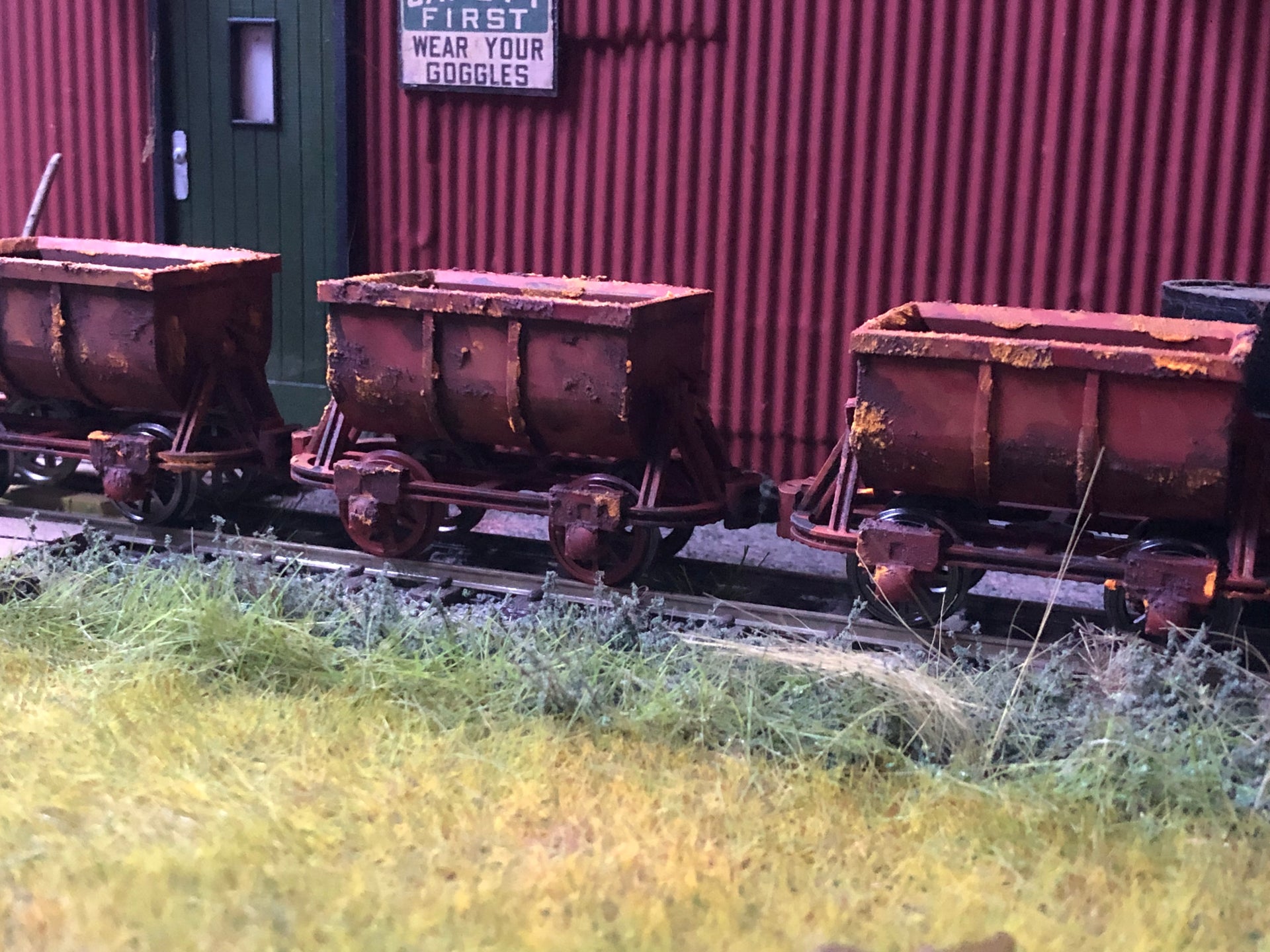 Gn15 Narrow Gauge Three Unpainted Ore Tipper Wagons with wheels