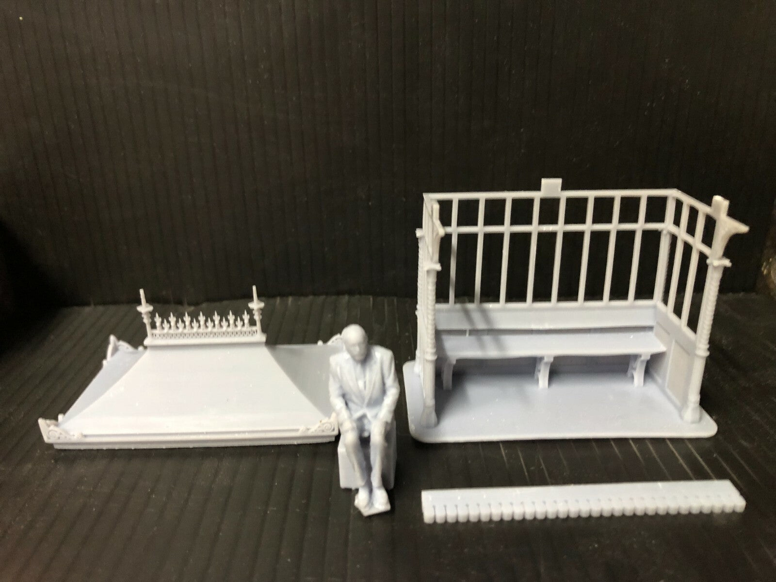 O gauge 7mm O16.5 Edwardian Ramsgate-style seaside or park shelter unpainted kit with seated figure for model railways