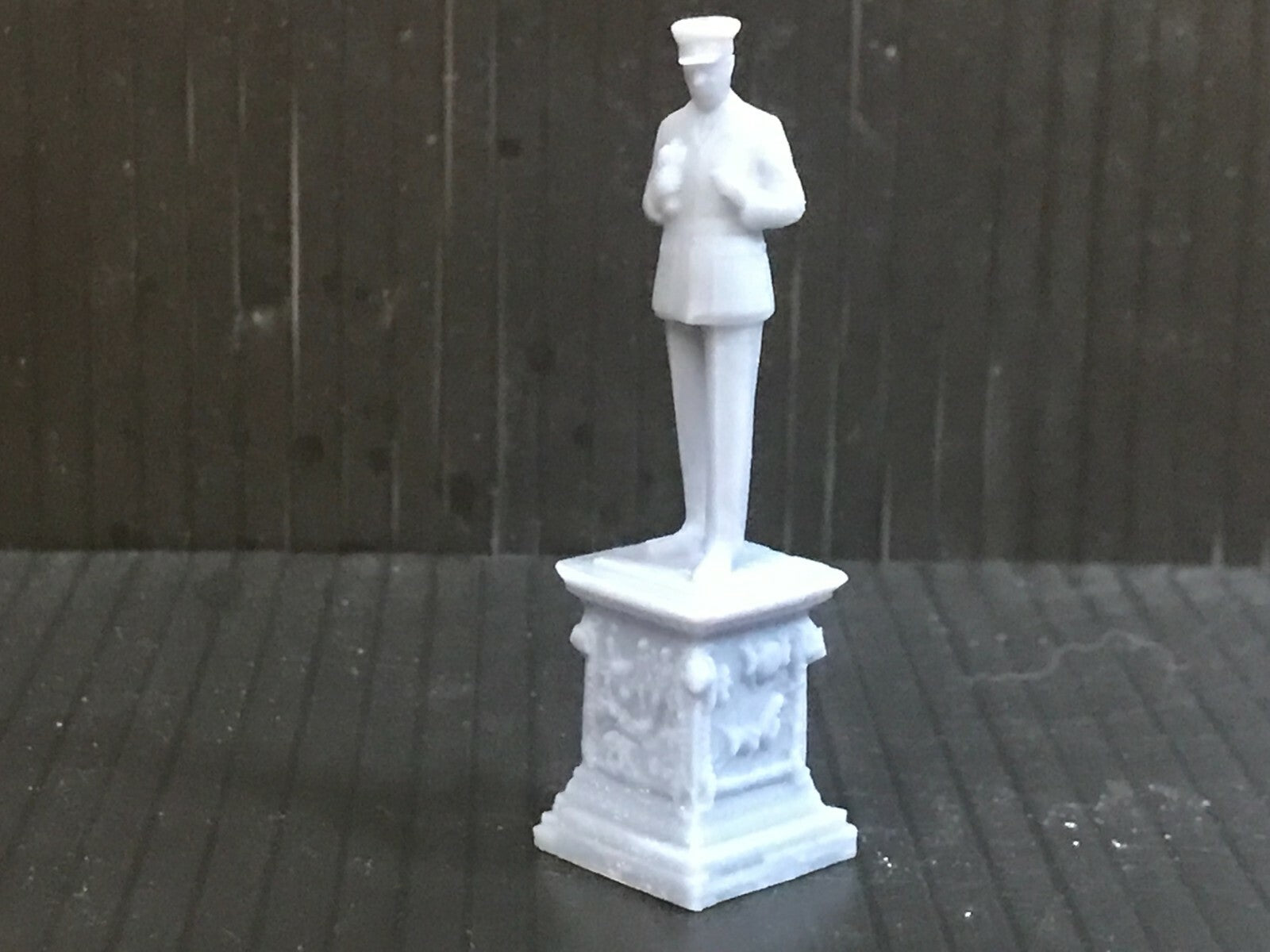 Unpainted 00/H0 gauge and OO9 resin war memorial statues for model railway scenery, each about 50mm tall.