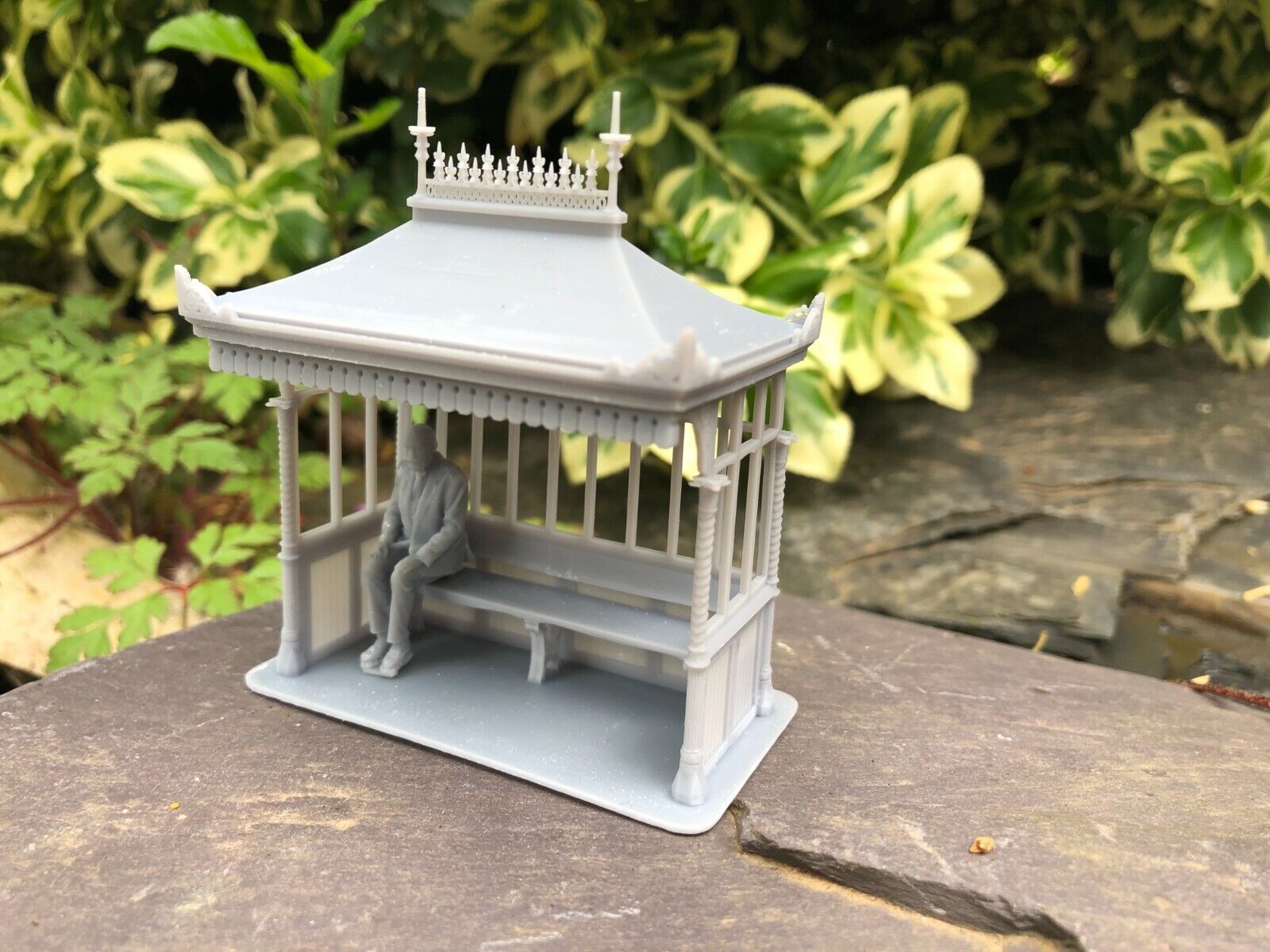 O gauge 7mm O16.5 Edwardian Ramsgate-style seaside or park shelter unpainted kit with seated figure for model railways