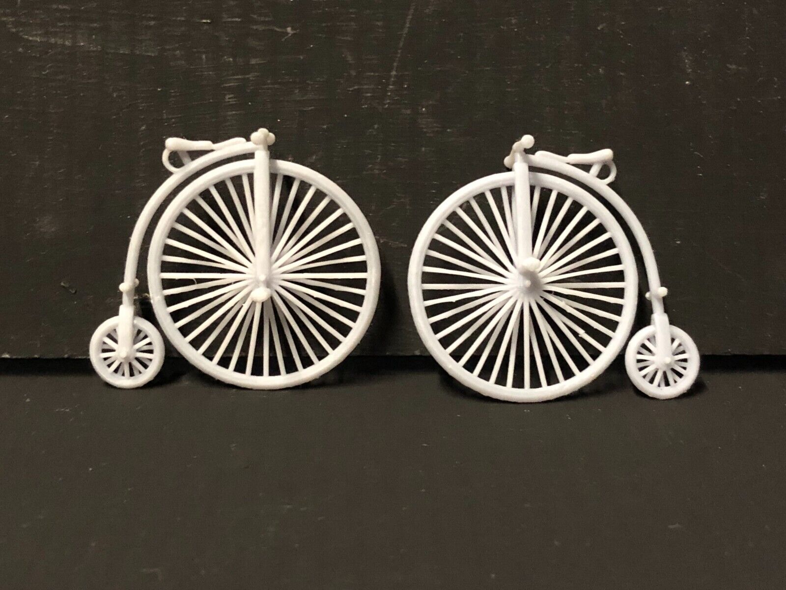 O gauge 1:43 scale model railway kit featuring two 7mm resin Victorian penny farthing bicycles for layout detailing