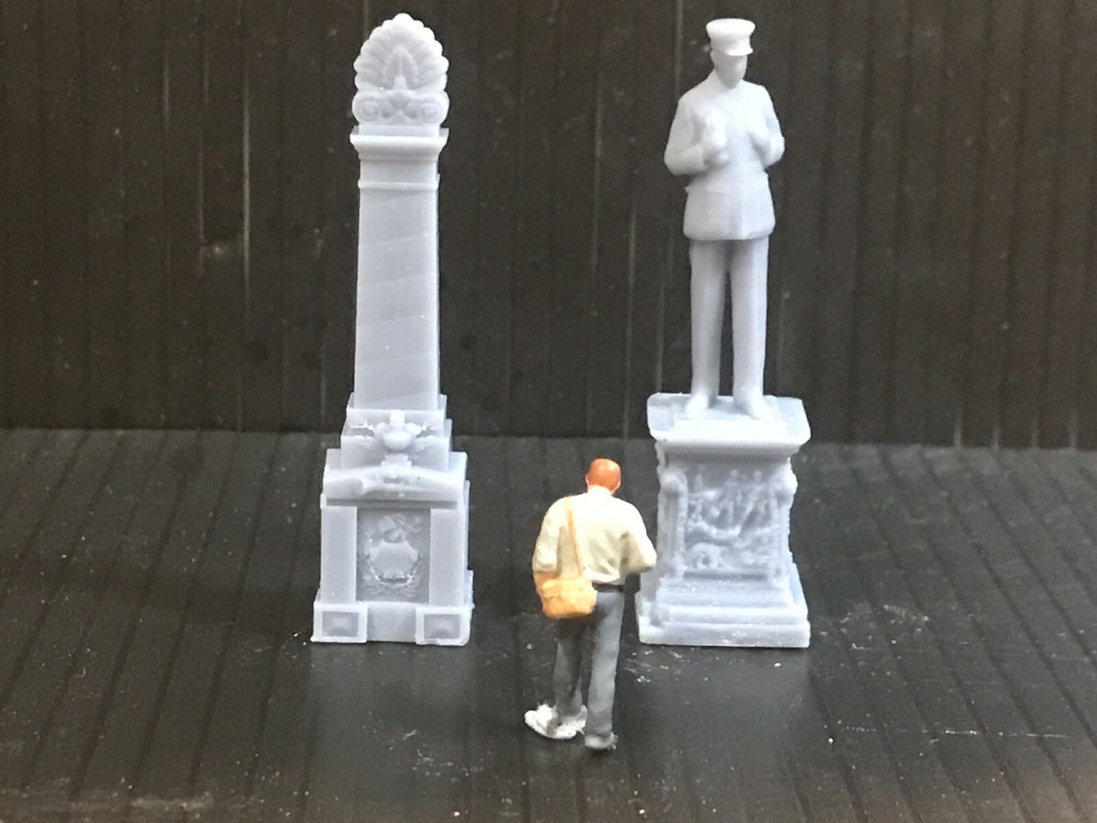 Unpainted 00/H0 gauge and OO9 resin war memorial statues for model railway scenery, each about 50mm tall.