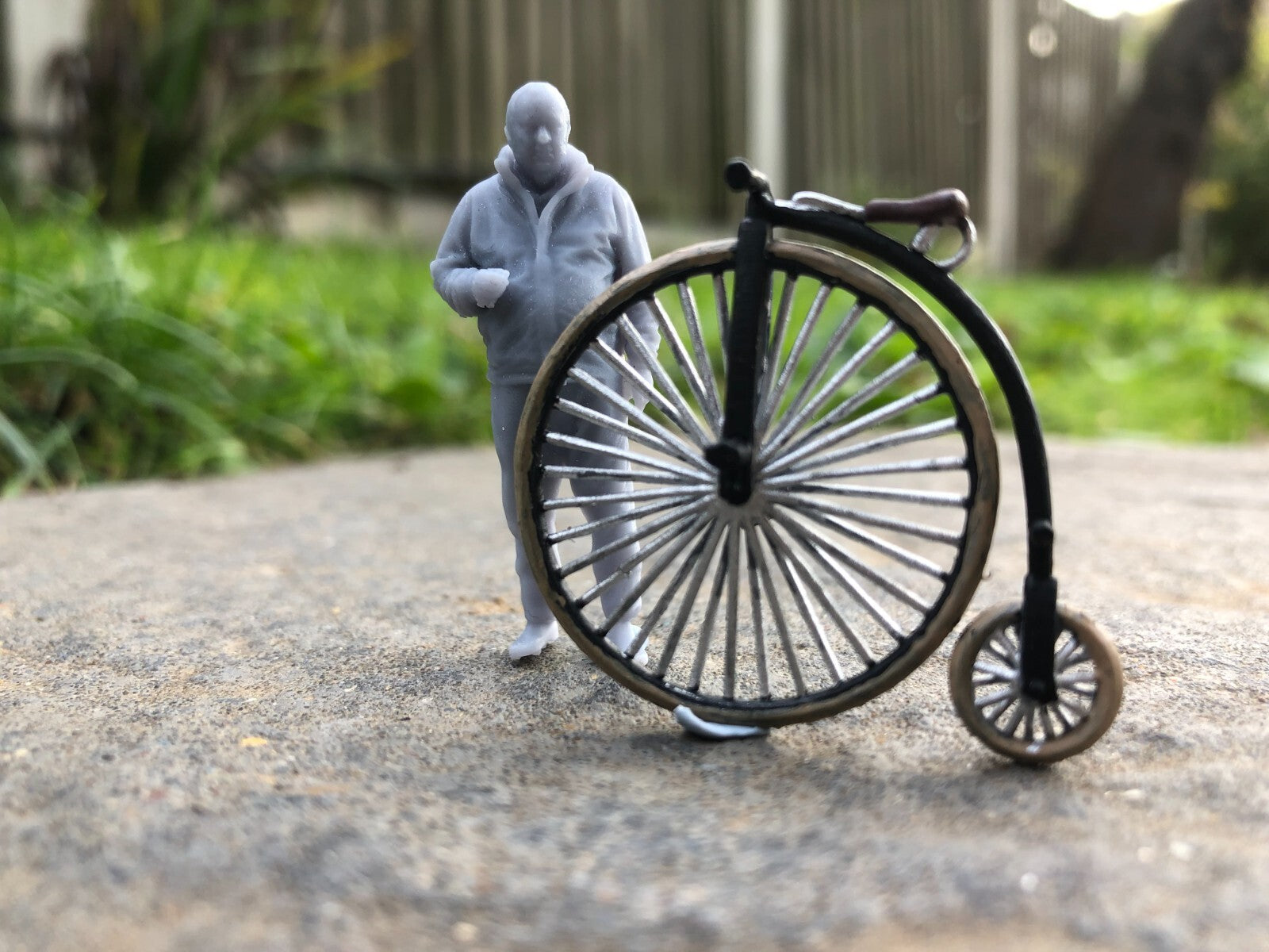 O gauge 1:43 scale model railway kit featuring two 7mm resin Victorian penny farthing bicycles in a double pack