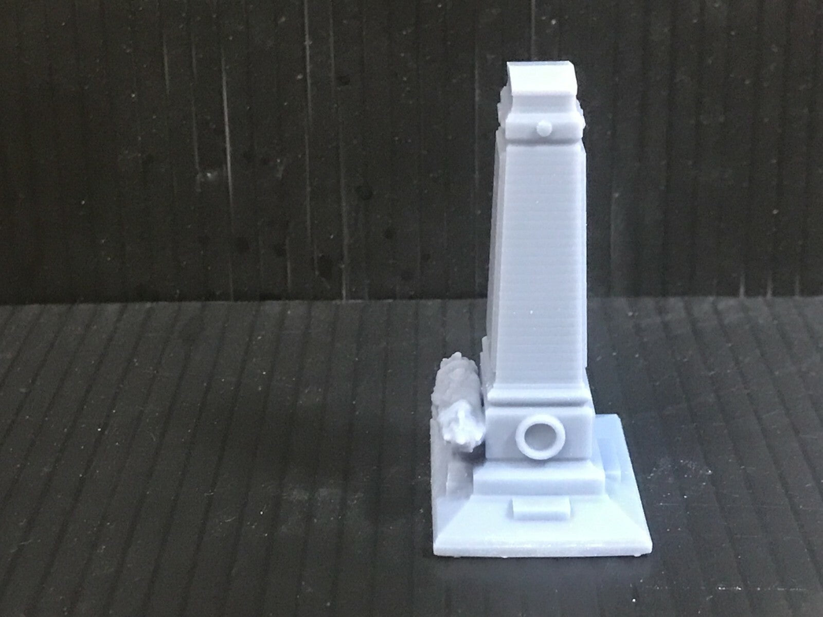 Unpainted resin Great War memorial model for 00/H0 and OO9 gauge railway scenery, approx 50mm tall for town square layouts