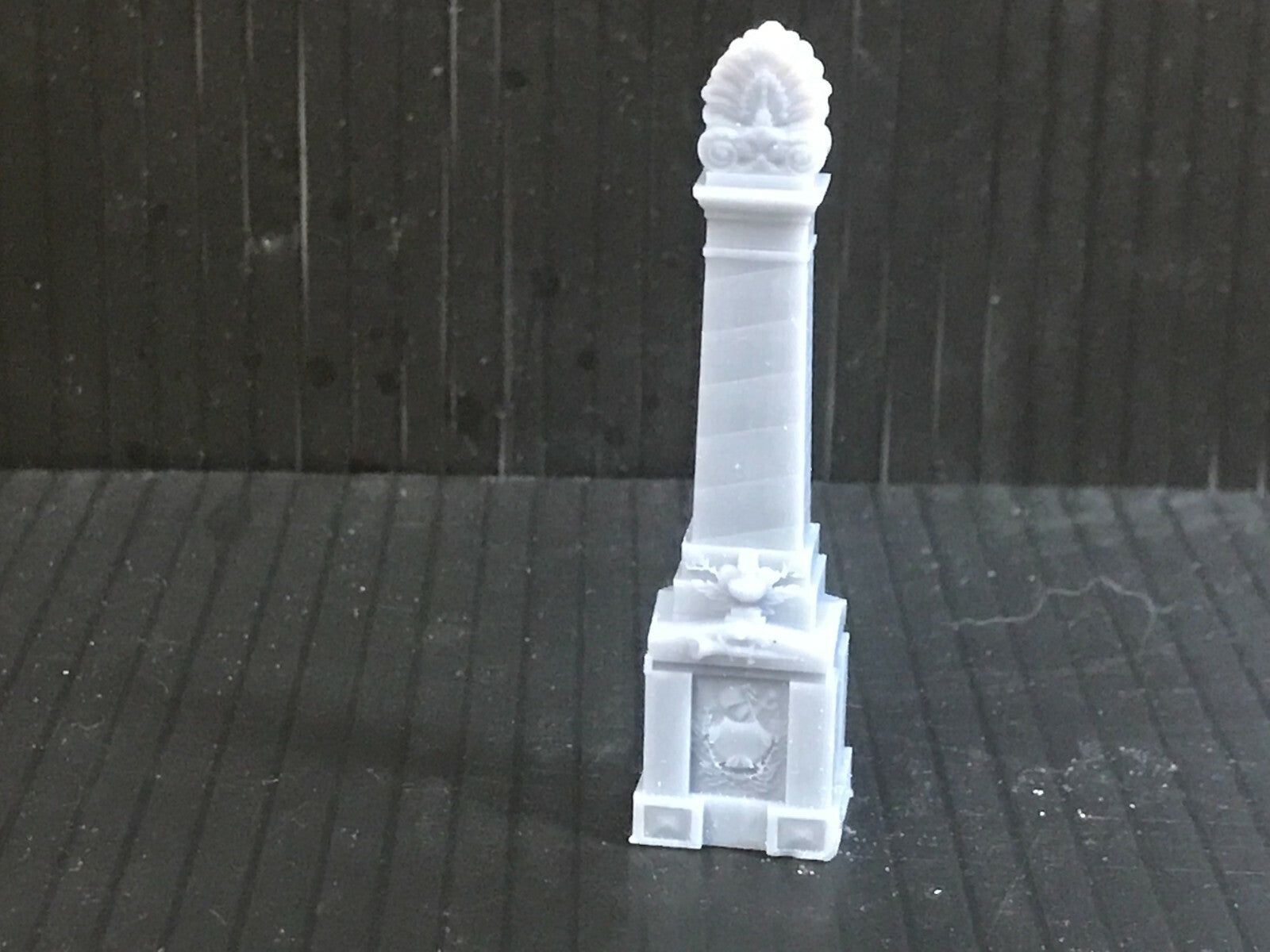 Unpainted 00/H0 gauge and OO9 resin war memorial statues for model railway scenery, each about 50mm tall.