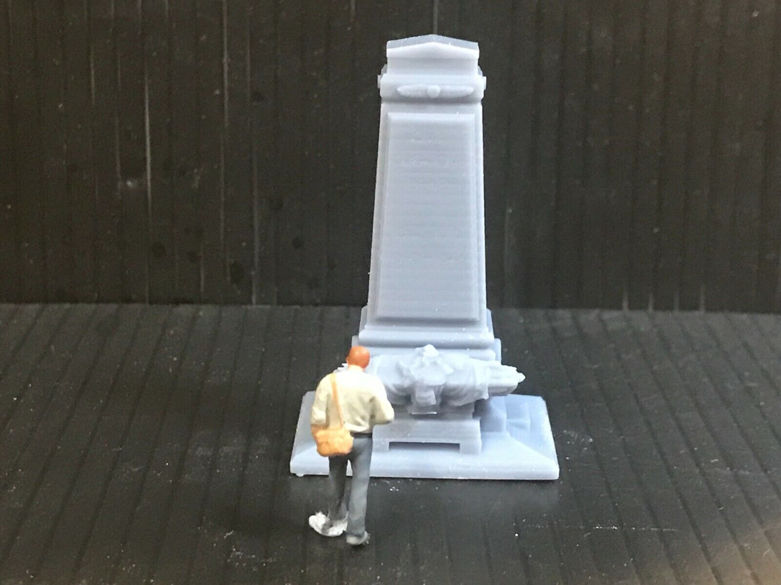 Unpainted resin Great War memorial model kit for 00/H0 and OO9 gauge model railway scenery, approximately 50mm tall
