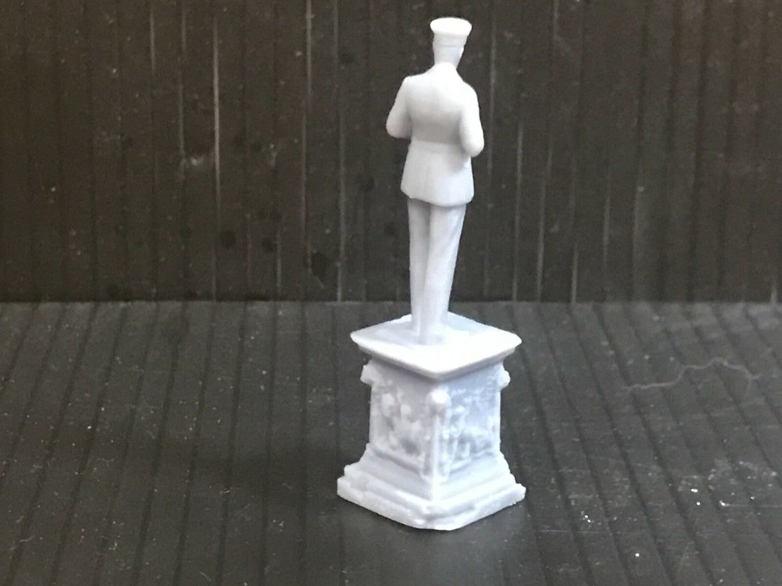 Unpainted 00/H0 gauge and OO9 resin war memorial statues for model railway scenery, supplied as two detailed 50mm figures.