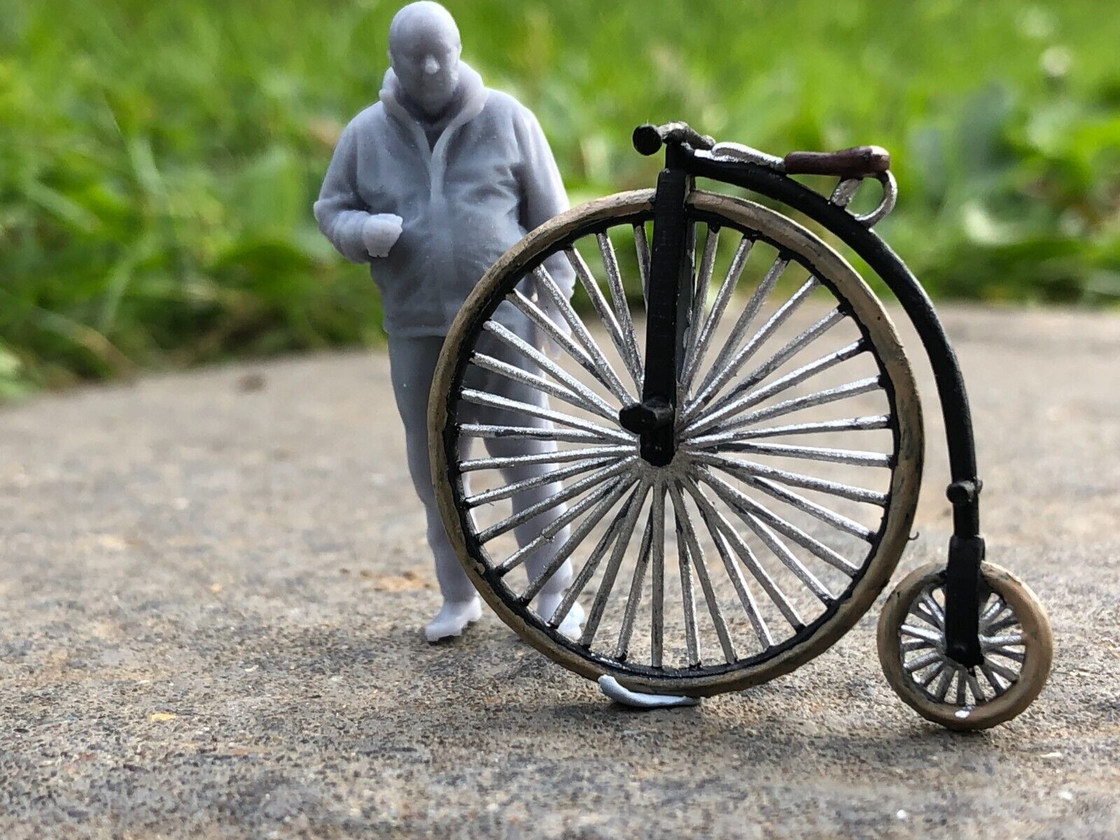 1:43 scale O gauge model railway kit featuring two resin Victorian penny farthing bicycles for layout detailing