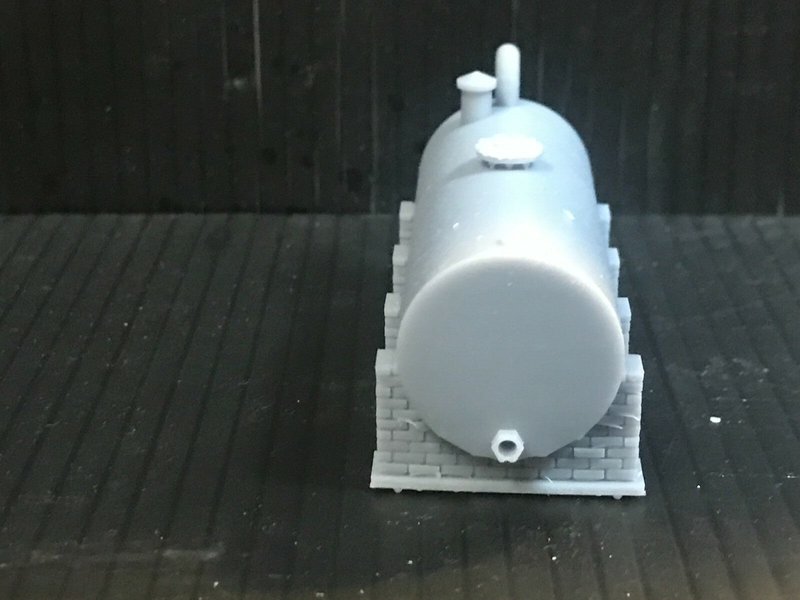 Unpainted OO/HO/OO9 gauge single diesel depot tank on brick supports model kit, ready for priming and painting