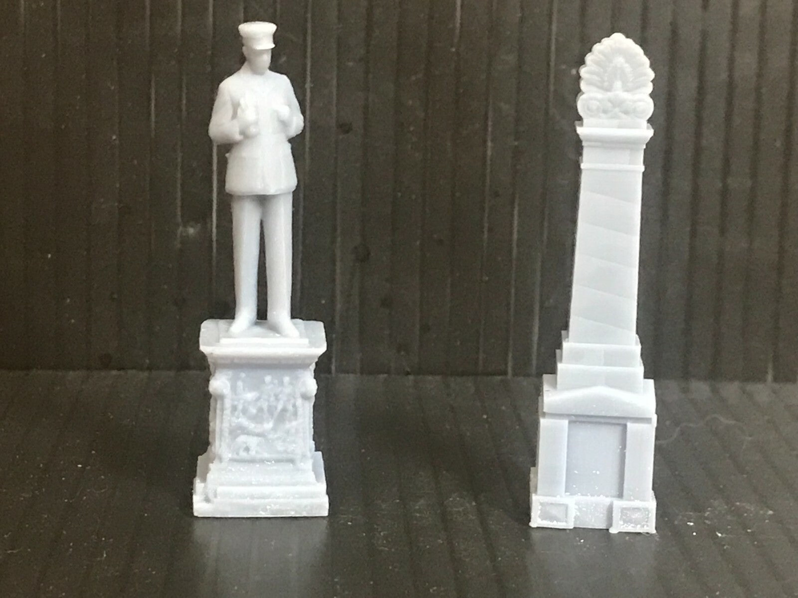 Unpainted 00/H0 gauge and OO9 resin war memorial statues for model railway scenery, each about 50mm tall.