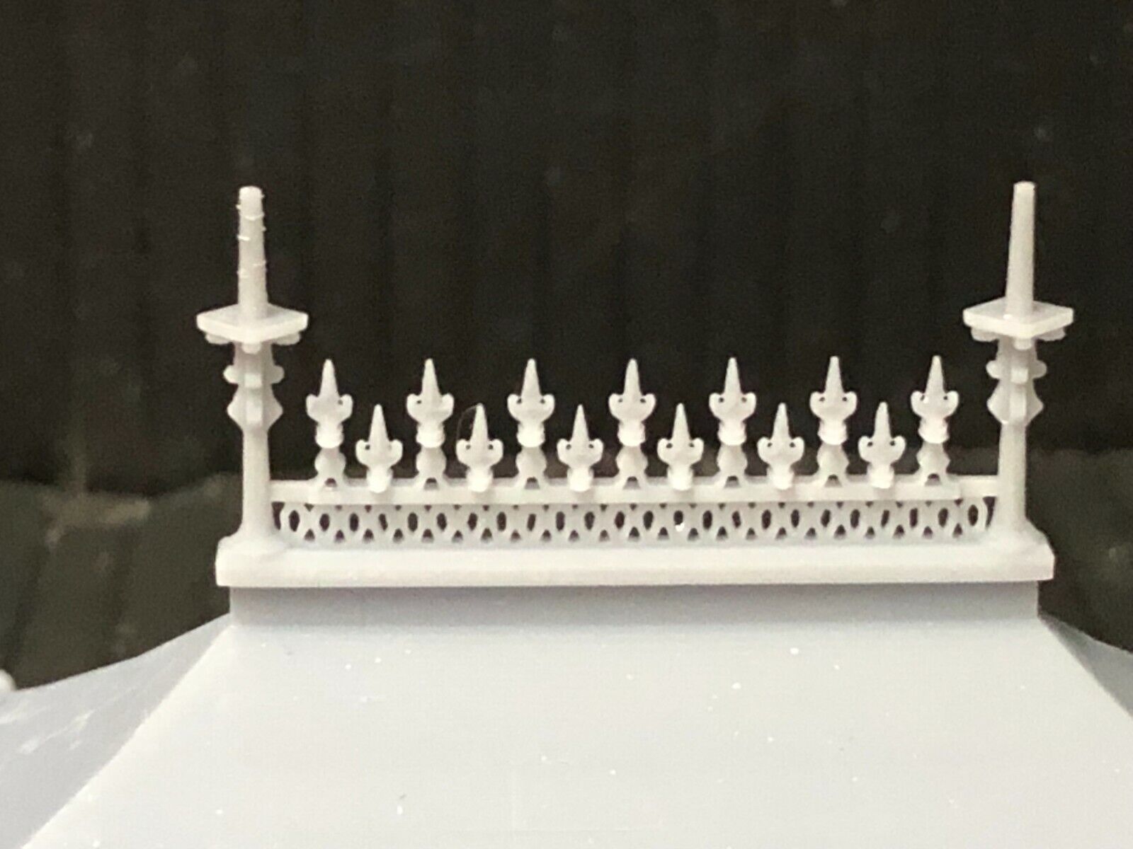 O gauge 7mm O16.5 Edwardian Ramsgate-style seaside or park shelter unpainted kit with seated figure for model railways