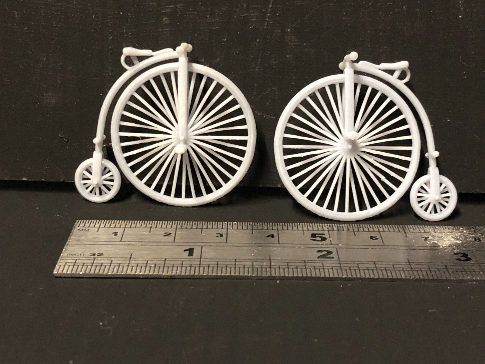 O gauge 1:43 scale model railway kit featuring two 7mm resin Victorian penny farthing bicycles for layout detailing