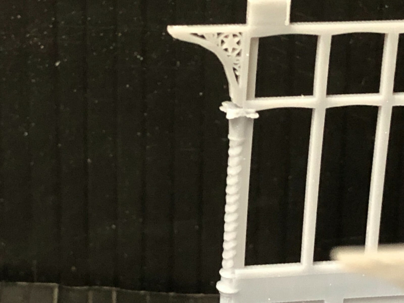 O gauge 7mm scale Edwardian Ramsgate-style seaside or park shelter unpainted kit with seated figure for O16.5 layouts