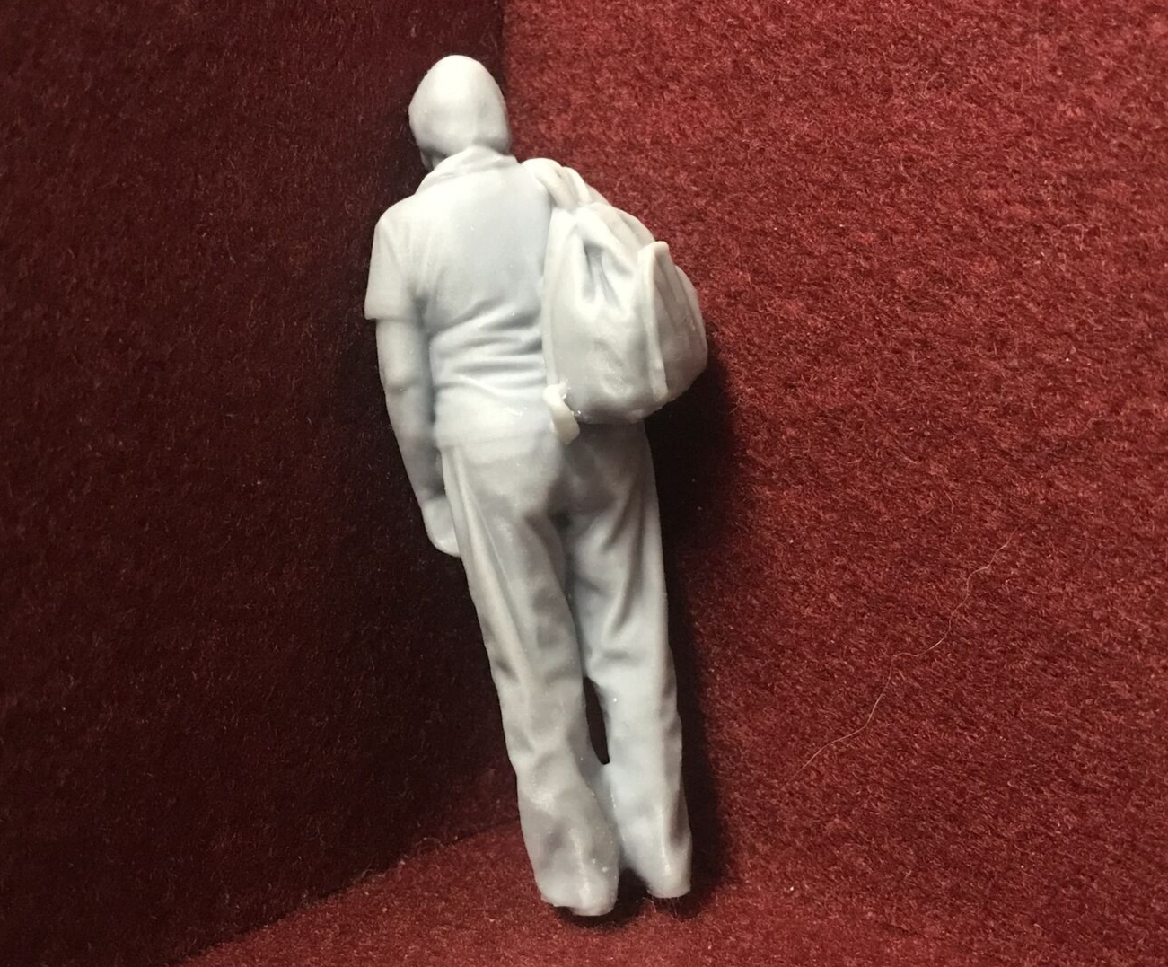 G-scale 1:22 model railway figure of a woman with backpack, GN15 compatible, standing for use on layouts