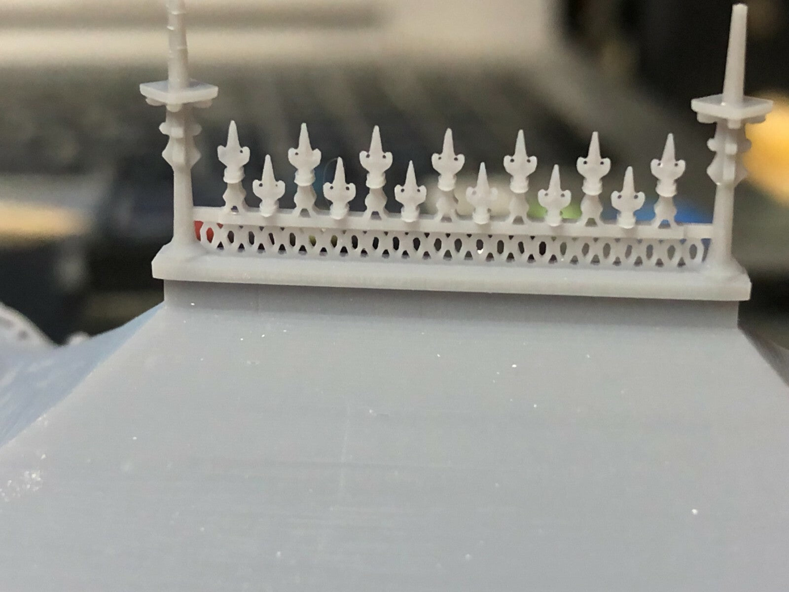 O gauge 7mm O16.5 Edwardian Ramsgate-style seaside or park shelter unpainted kit with seated figure for model railways