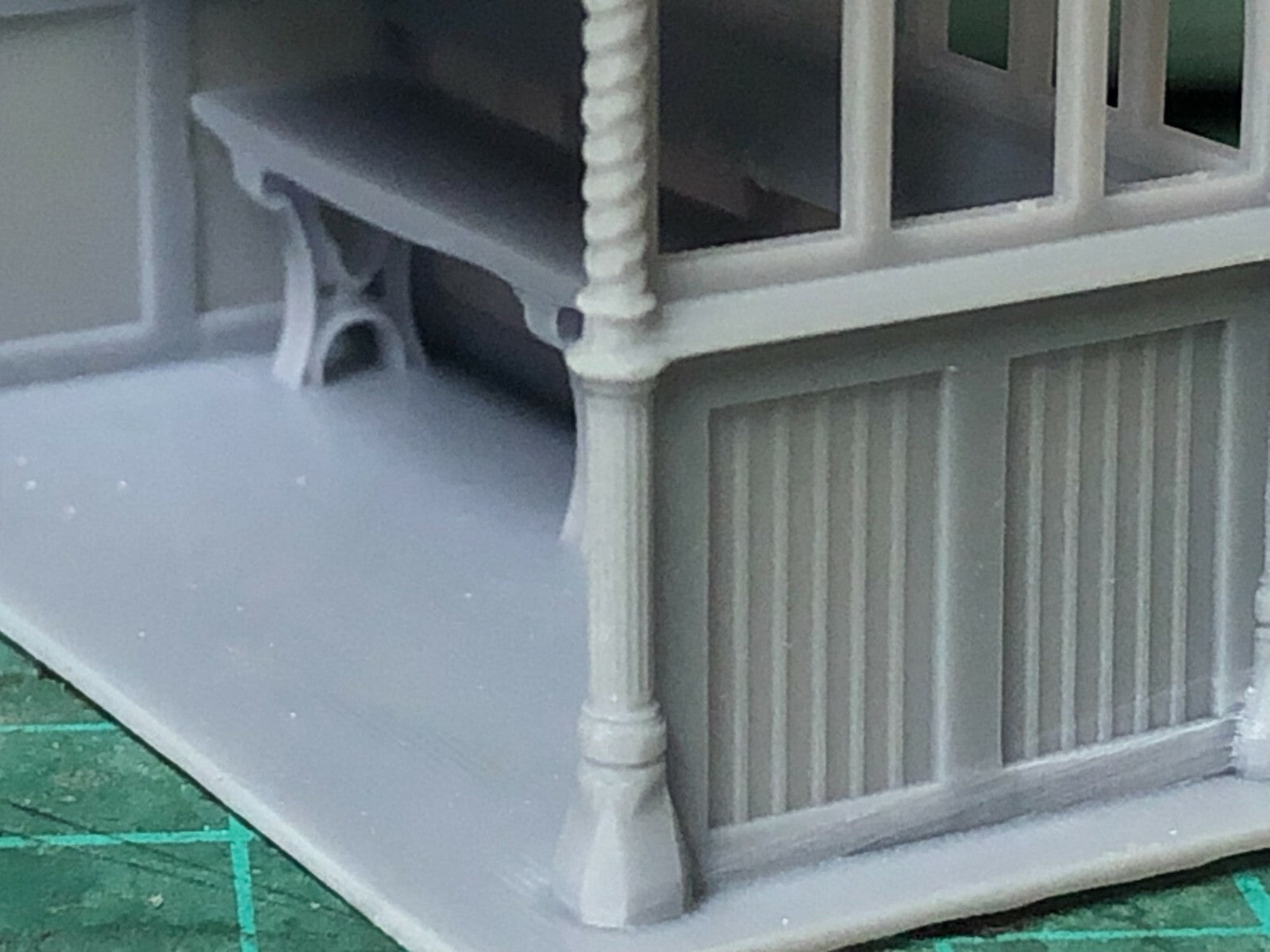 O gauge 7mm O16.5 Edwardian Ramsgate-style seaside or park shelter unpainted kit with seated figure for model railways