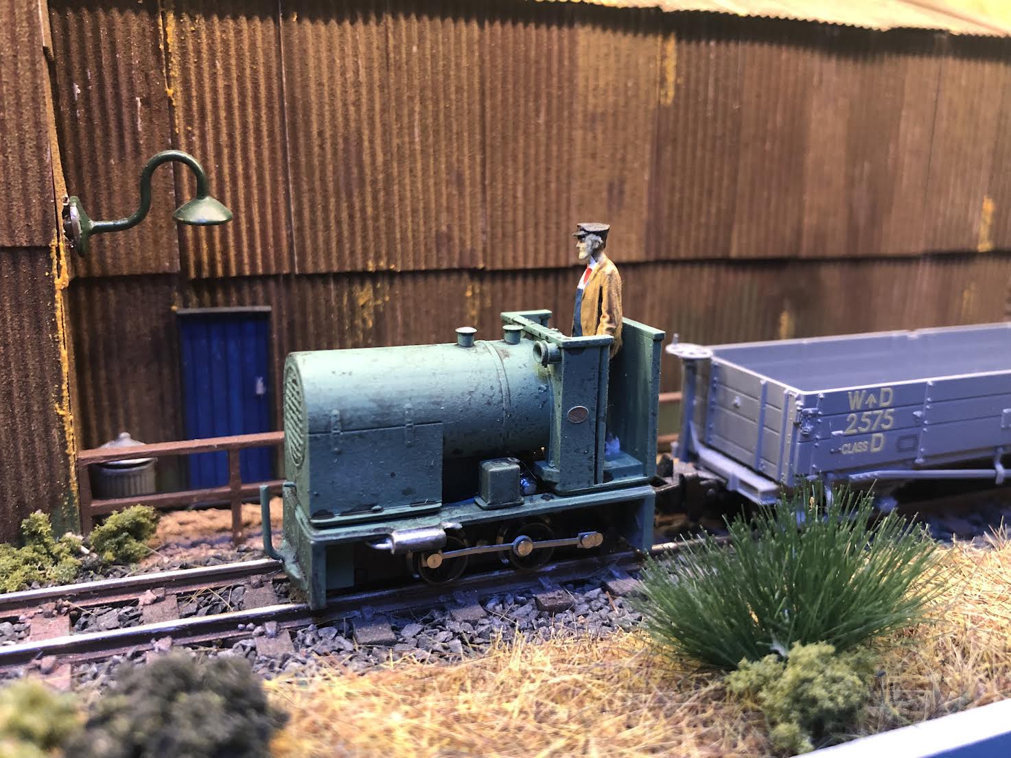 OO9 scale resin kit of a WW1 Baguley 10HP petrol locomotive with dummy chassis and 3D-scanned driver for static display