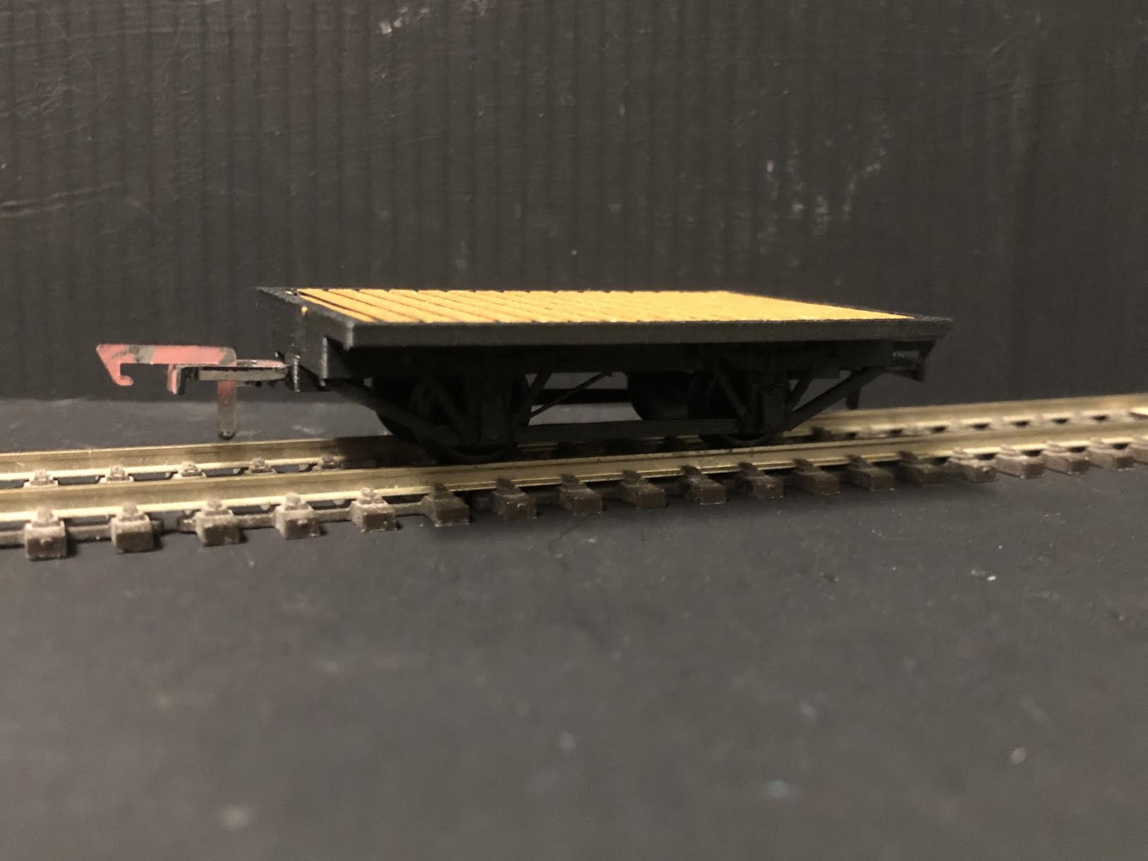 O-16.5 / NG7 narrow gauge pre-coloured flat bed wagon kit with POM wheelsets for model railway layouts