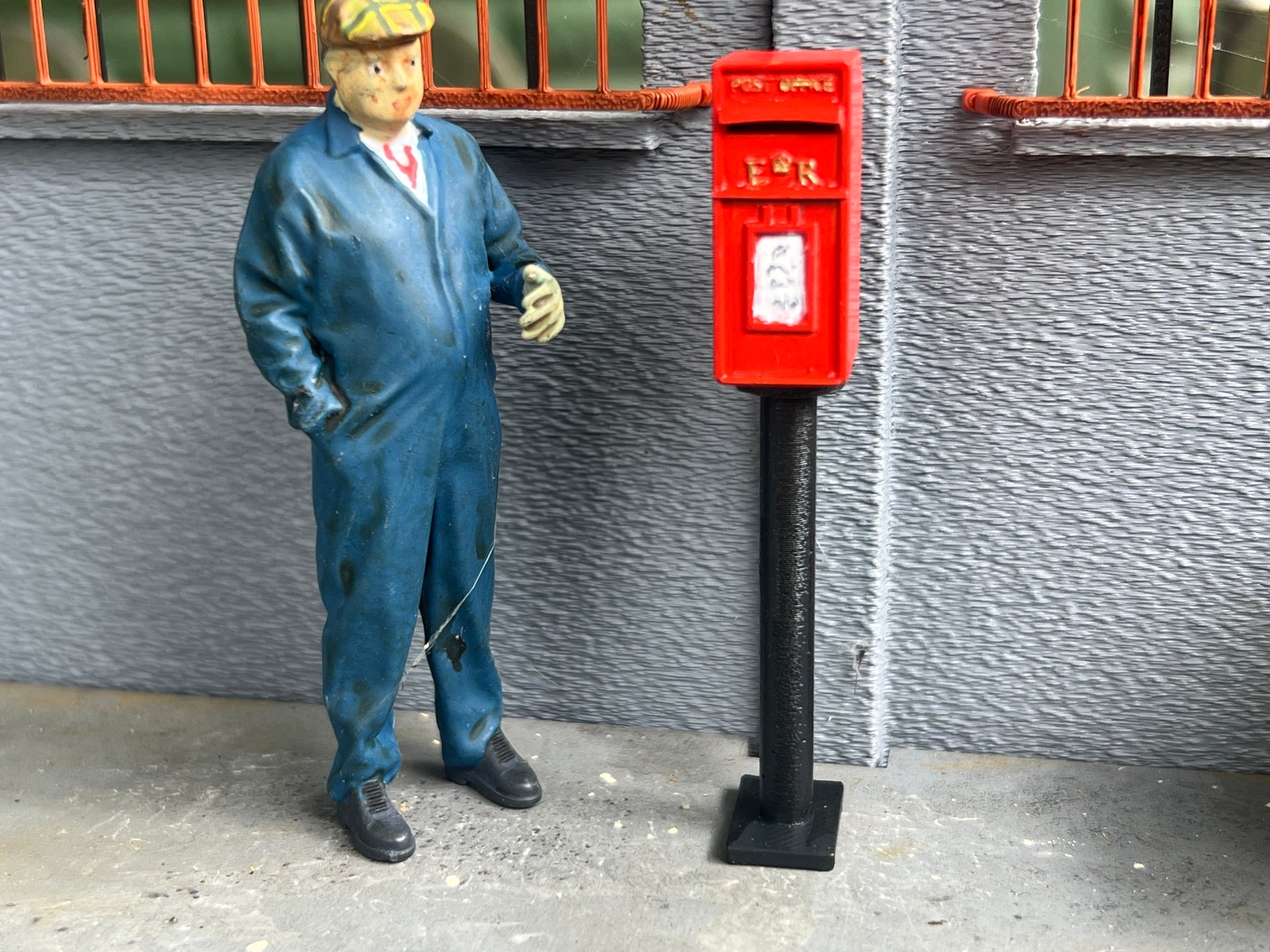 G-scale model scenery - Free standing post box  - GN15 (unpainted)
