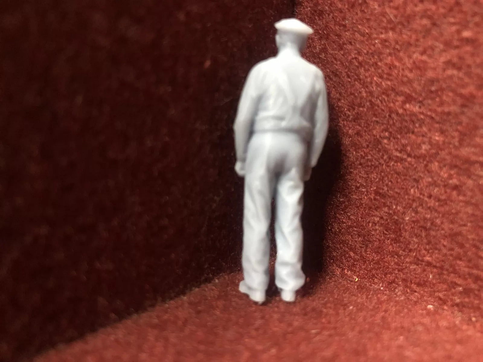 Two unpainted 1:43.5 scale NG7/O gauge crew figures for a Ruston 48DS model locomotive, shown resin printed and ready to paint