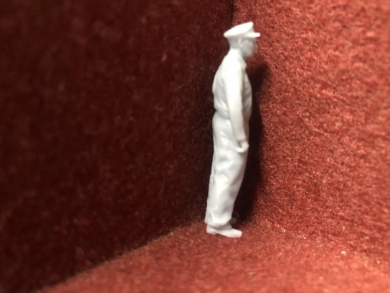 Two unpainted 1:43.5 scale O gauge Ruston 48DS crew figures for NG7 model railway layouts, shown as resin prints ready to paint.