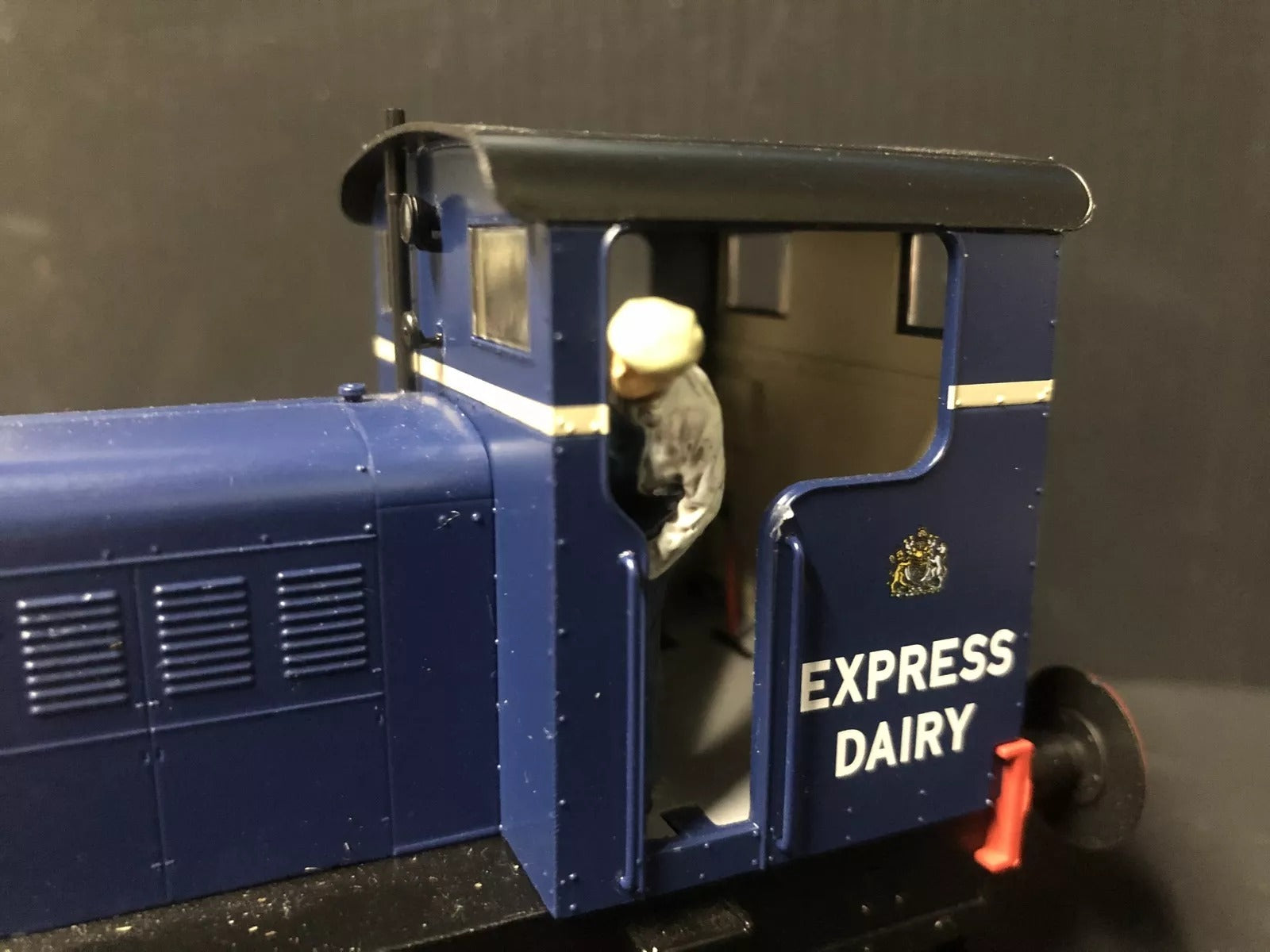 Two unpainted 1:43.5 scale NG7/O gauge crew figures for a Ruston 48DS model locomotive, shown as resin prints ready to paint.