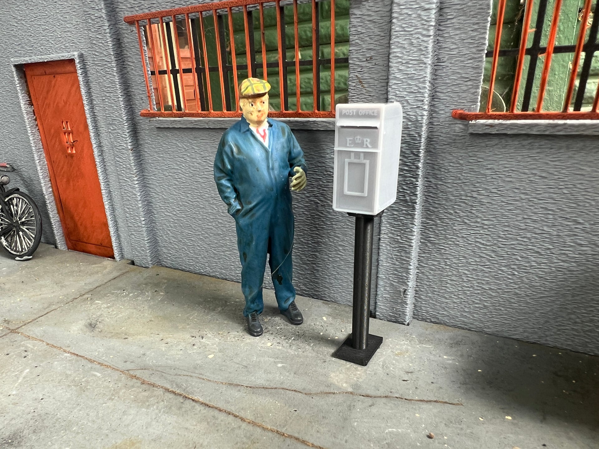 G-scale model scenery - Free standing post box  - GN15 (unpainted)