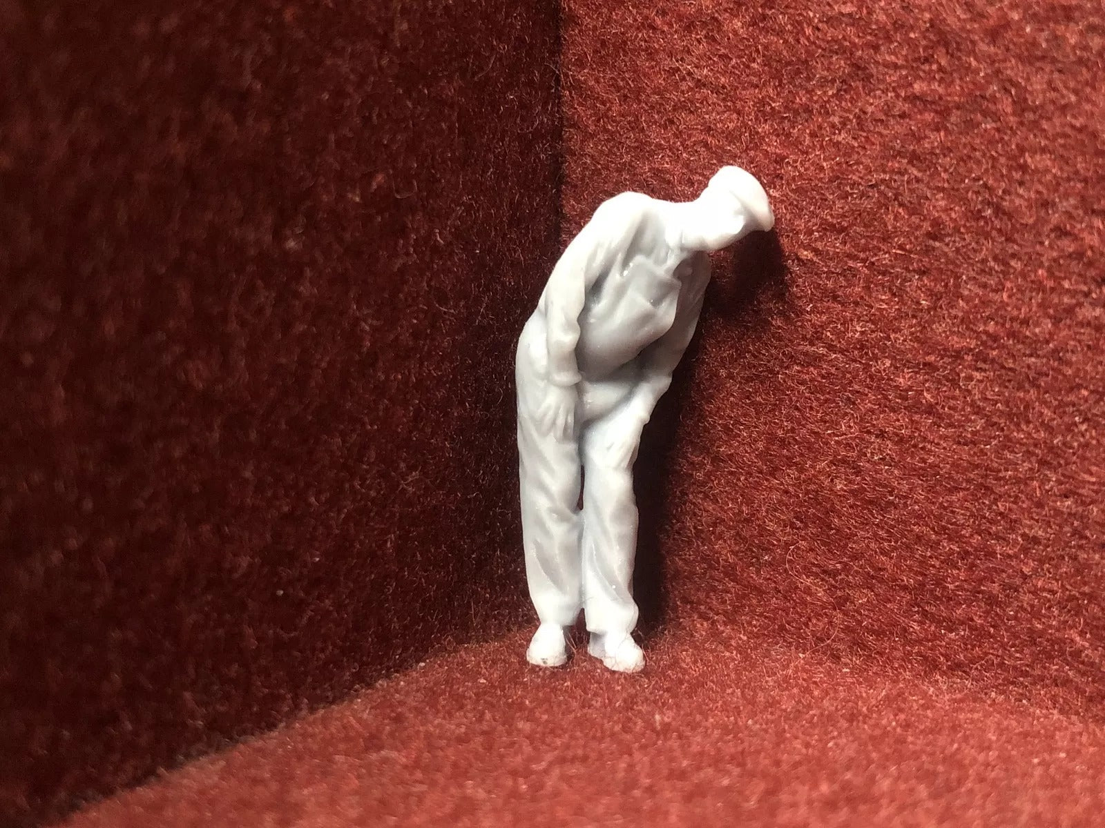 Two unpainted 1:43.5 scale O gauge Ruston 48DS crew figures for NG7 model railway layouts, shown as resin prints ready to paint.