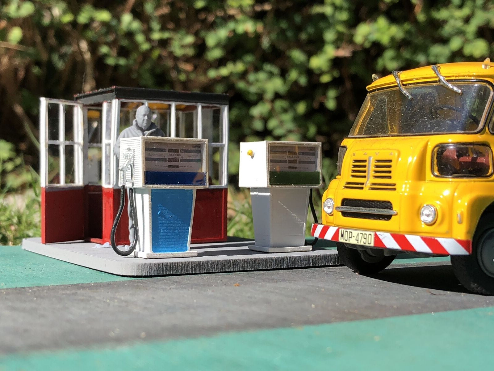 O / O16.5 7mm gauge country petrol station kit with small hut, two fuel pumps, owner figure and detailing parts for model railways