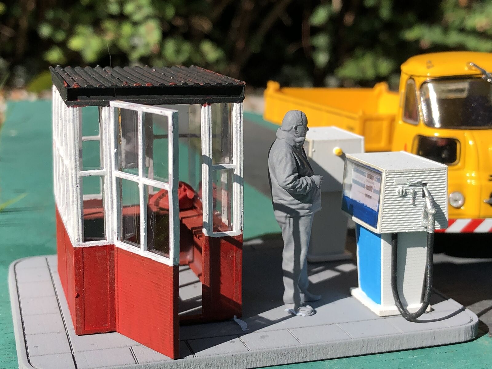 O / O16.5 7mm scale country petrol station hut kit with two fuel pumps, owner figure and detailing parts for model railways